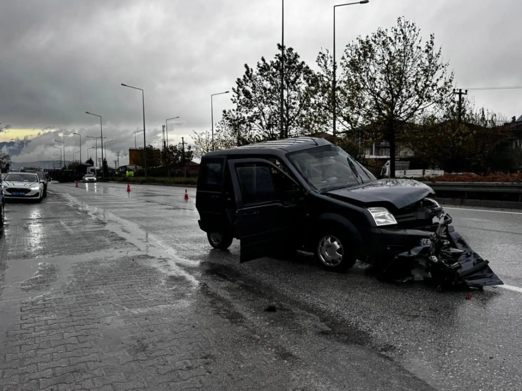 Kamyonun çarptığı hafif ticari araç 50 metre savruldu: 1 ölü, 2 yaralı