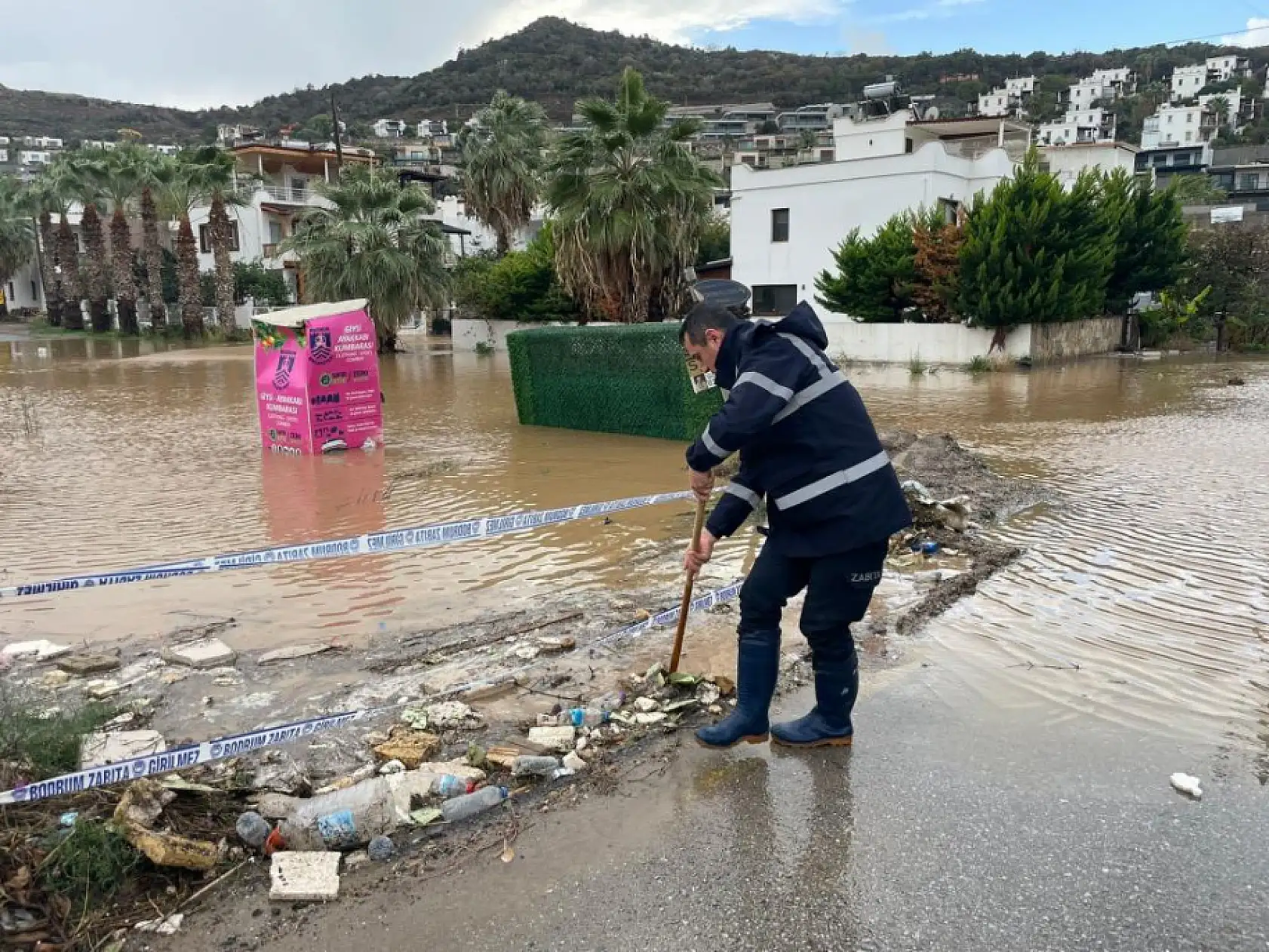 Bodrum'da sel sonrası ilk açıklama: 'Metrekareye 45 kilogram yağış düştü'