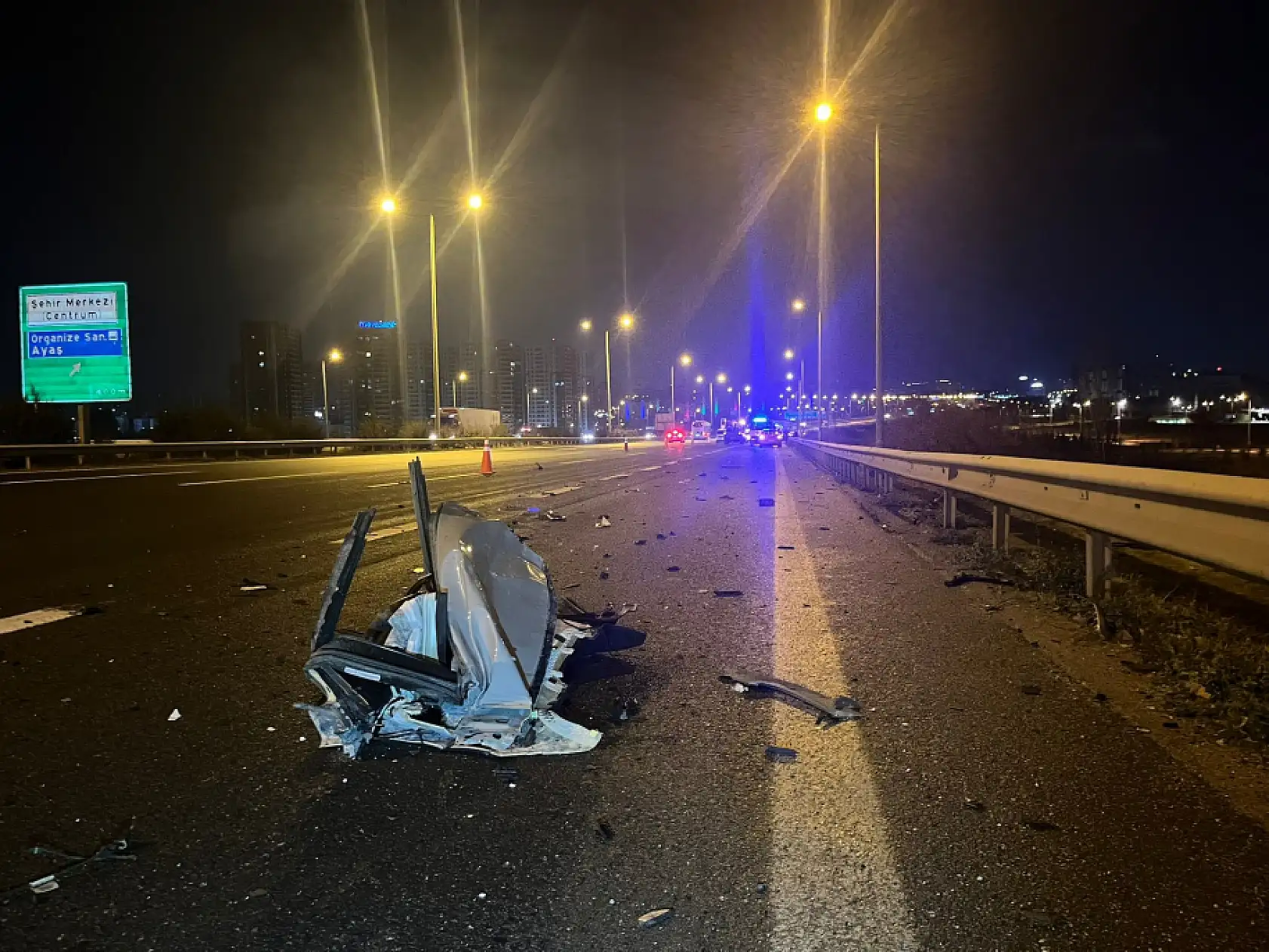 Otomobil tırın altına girdi: 2 ölü 1 ağır yaralı