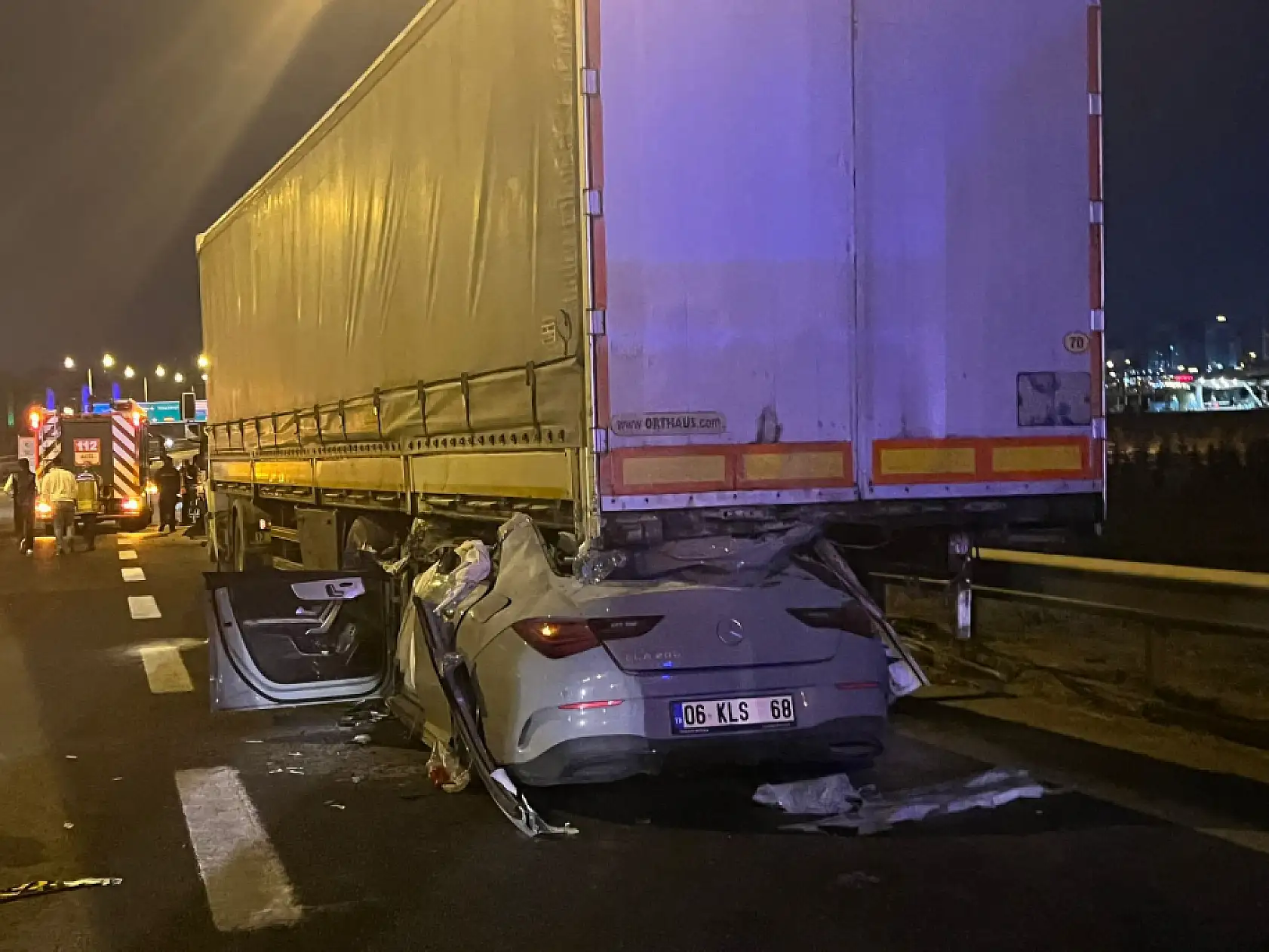 Otomobil tırın altına girdi: 2 ölü 1 ağır yaralı