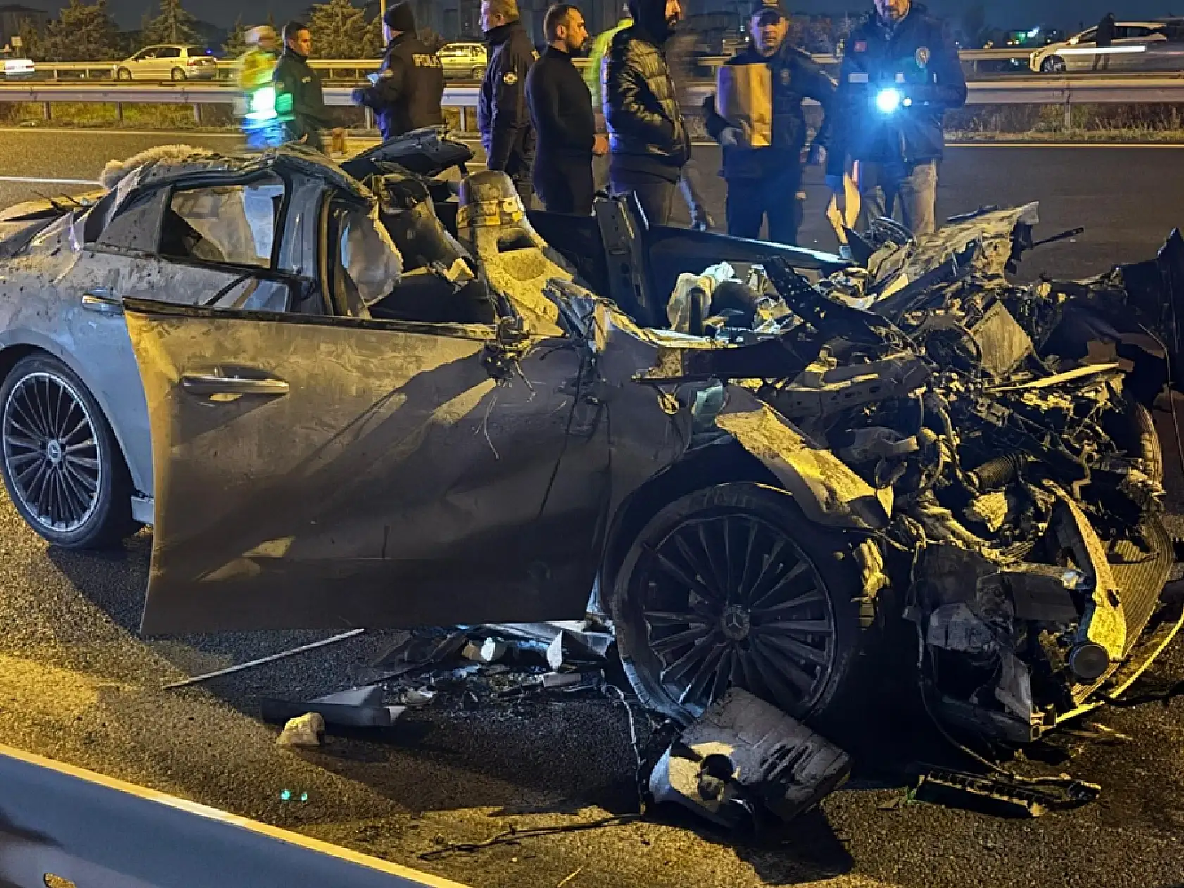 Otomobil tırın altına girdi: 2 ölü 1 ağır yaralı