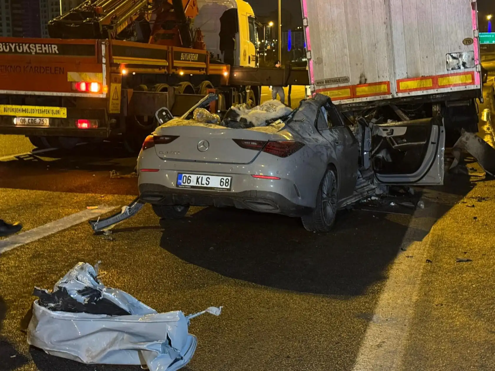 Otomobil tırın altına girdi: 2 ölü 1 ağır yaralı