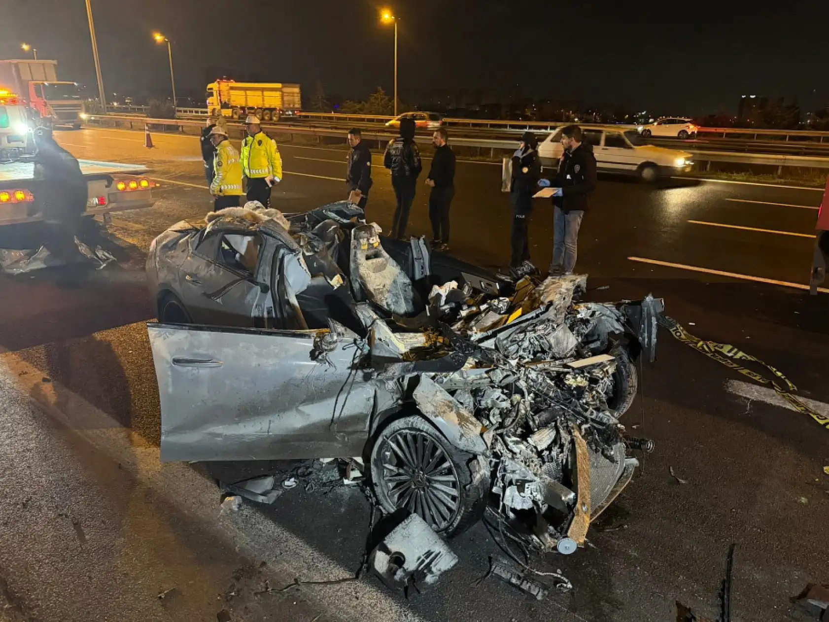 Otomobil tırın altına girdi: 2 ölü 1 ağır yaralı