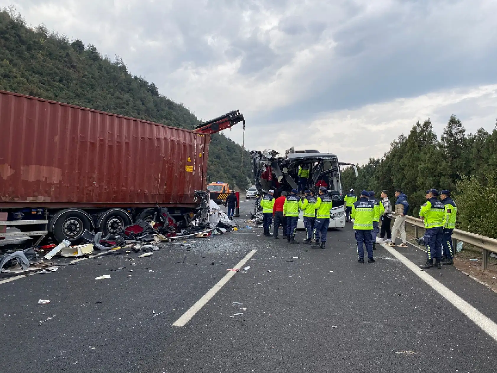 Osmaniye'de yolcu otobüsü tıra çarptı: 7 ölü, 11 yaralı