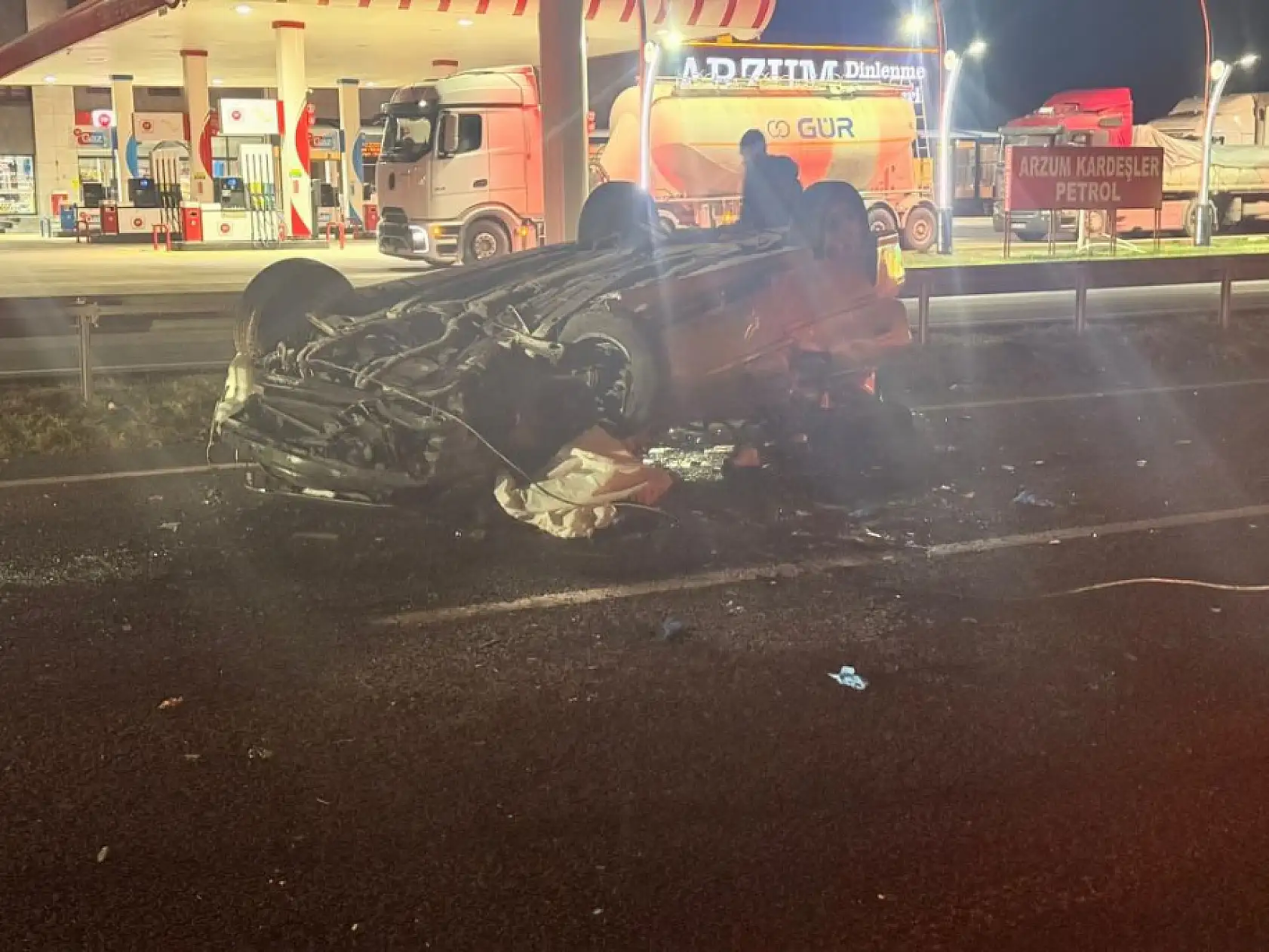 Otomobil tıra arkadan çarpıp takla attı: 1 ölü, 1'i ağır 3 yaralı