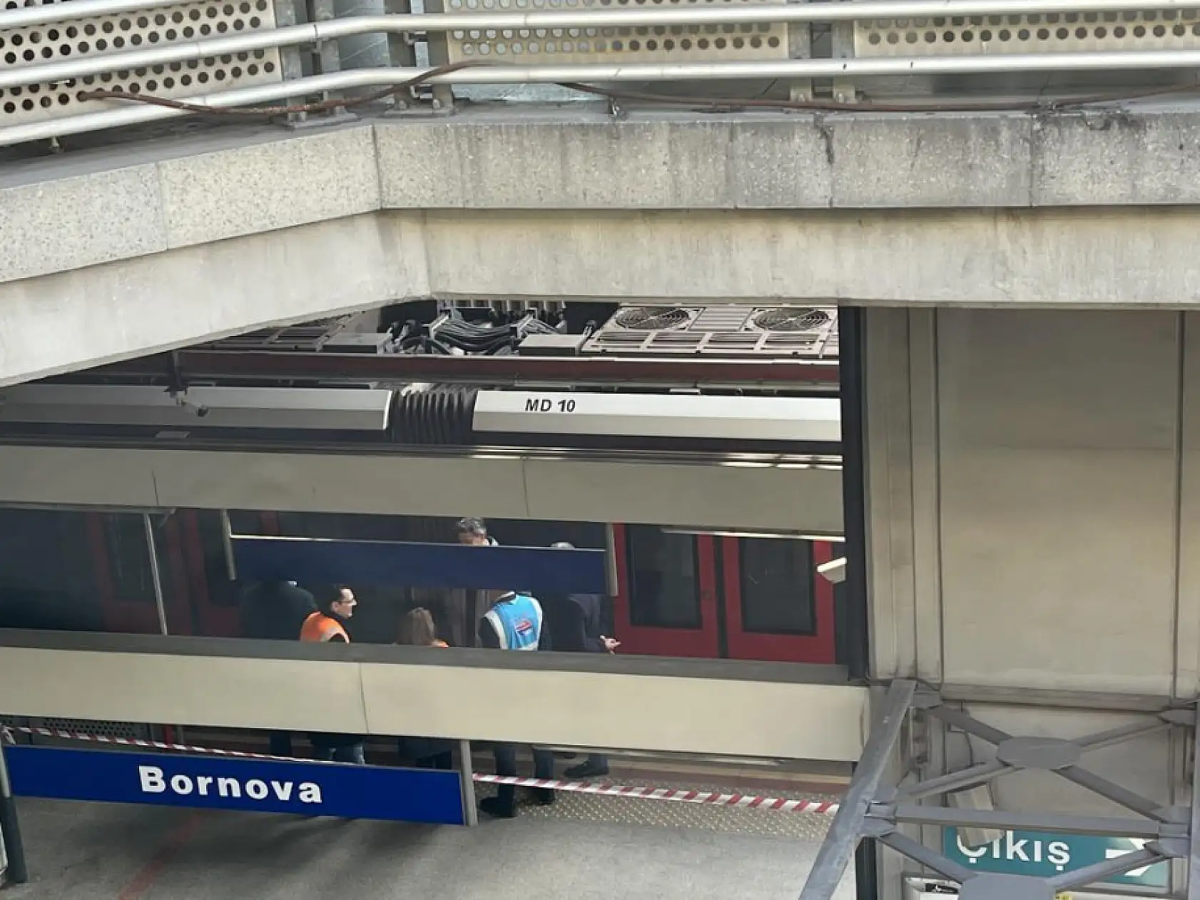 İzmir'de Metroda Panik: Vagon Raydan Çıktı, Yolcular Kendini Dışarı Attı