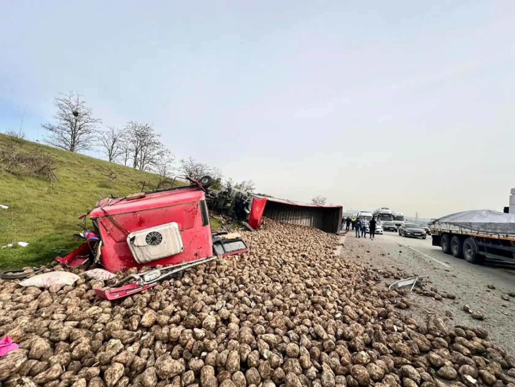 Şeker pancarı yüklü tır 2 araca çarpıp devrildi: 1'i ağır 5 yaralı