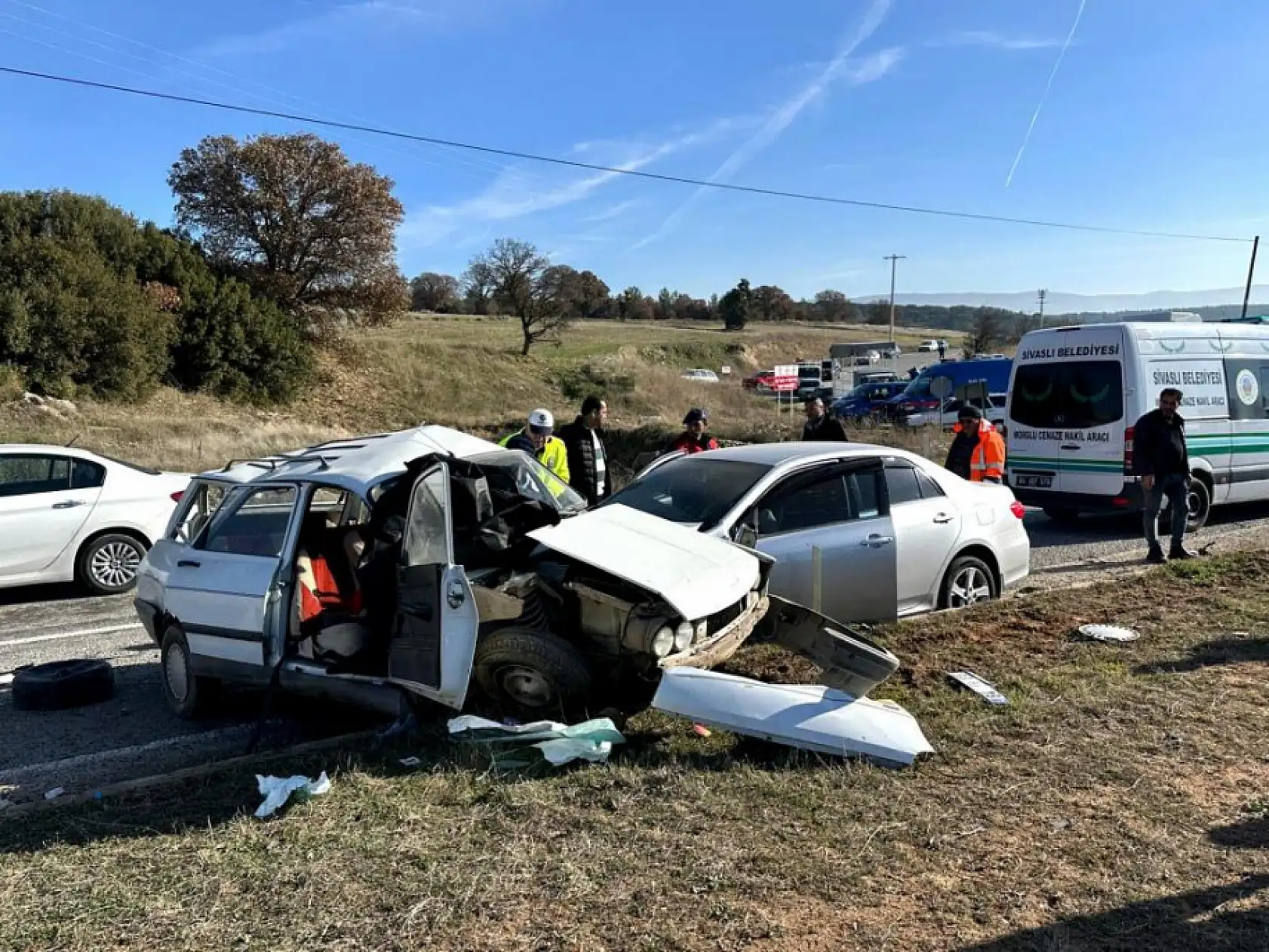 İki otomobilin çarpıştığı kazada yaşlı çift hayatını kaybetti