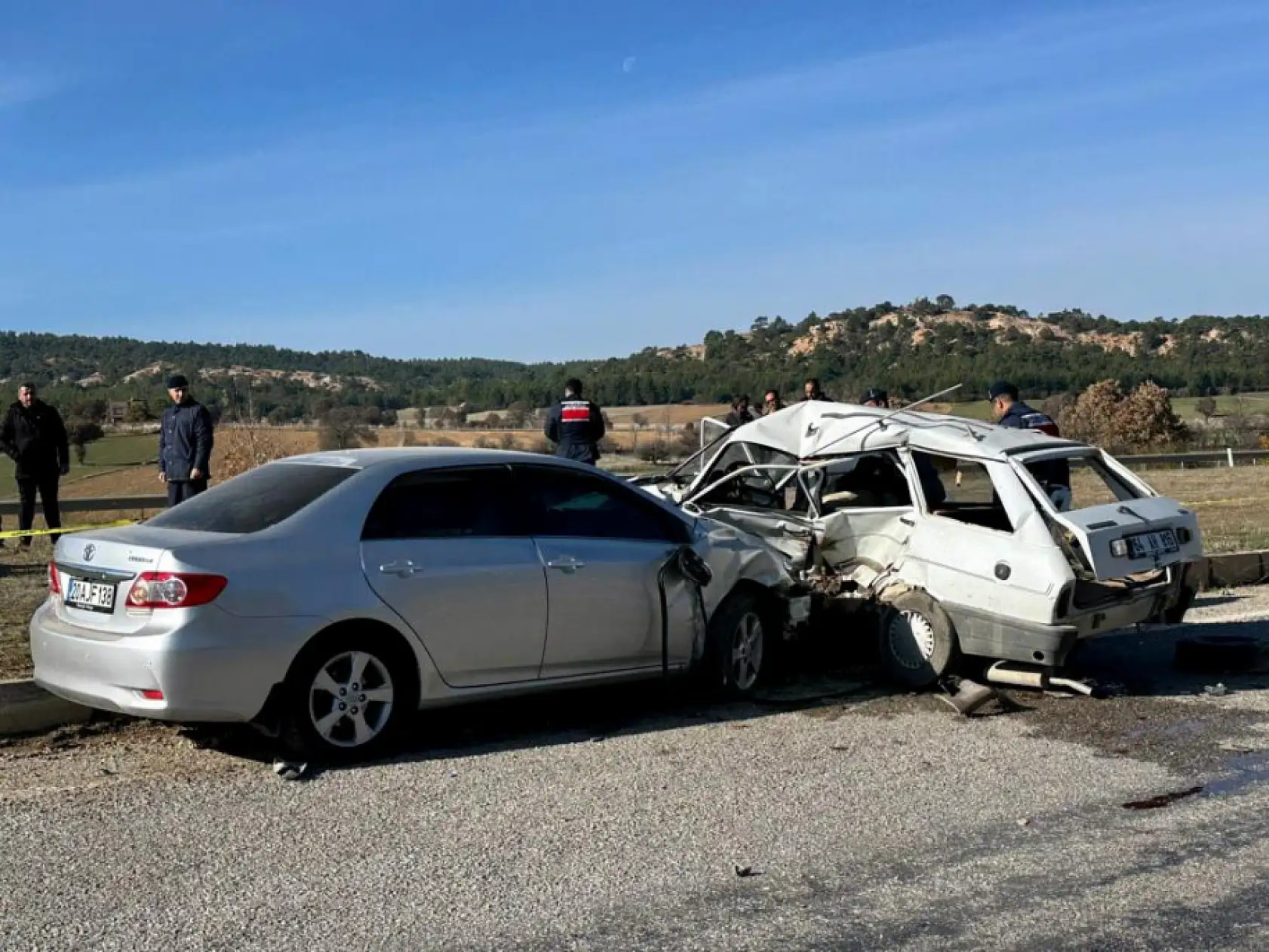 İki otomobilin çarpıştığı kazada yaşlı çift hayatını kaybetti