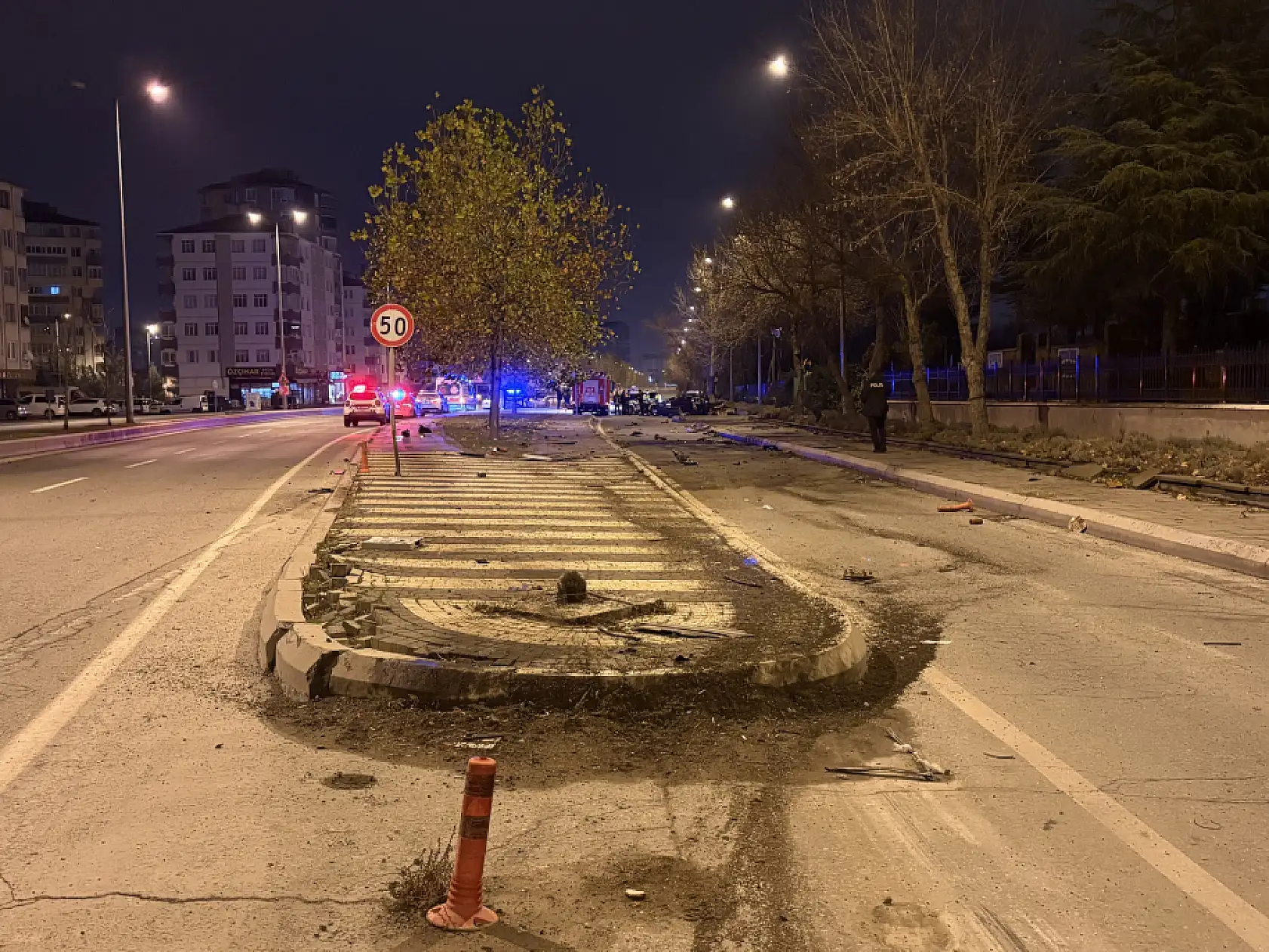 Kaldırıma çarpan otomobil 200 metre savruldu: 1 ölü, 1 ağır yaralı