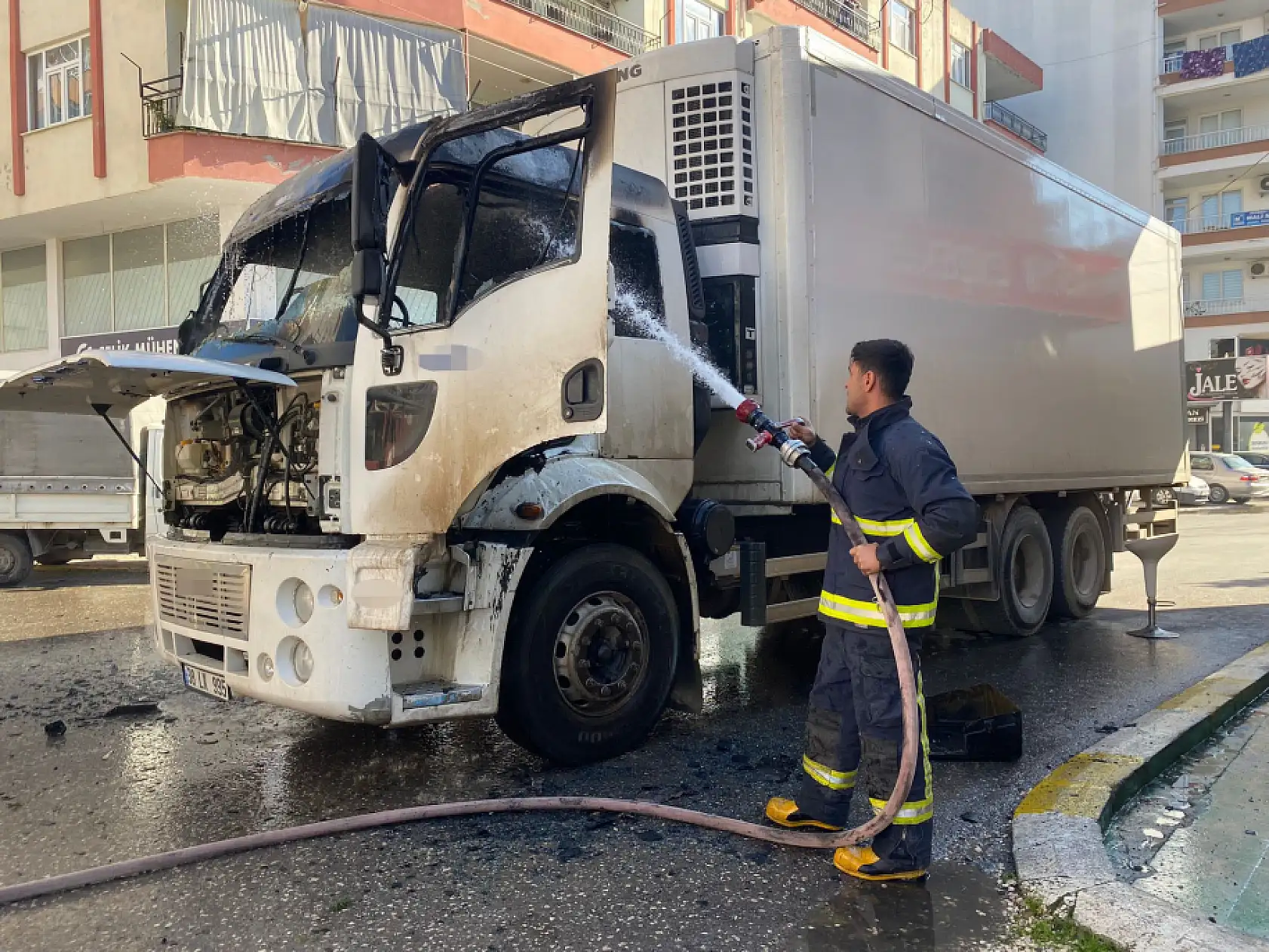 Park halindeyken alev alan kamyon kullanılamaz hale geldi