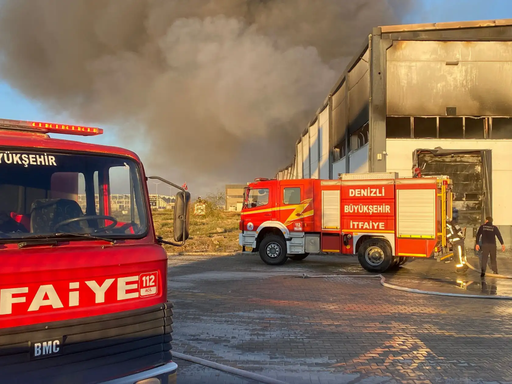Denizli'de filtre fabrikasını alevler sardı