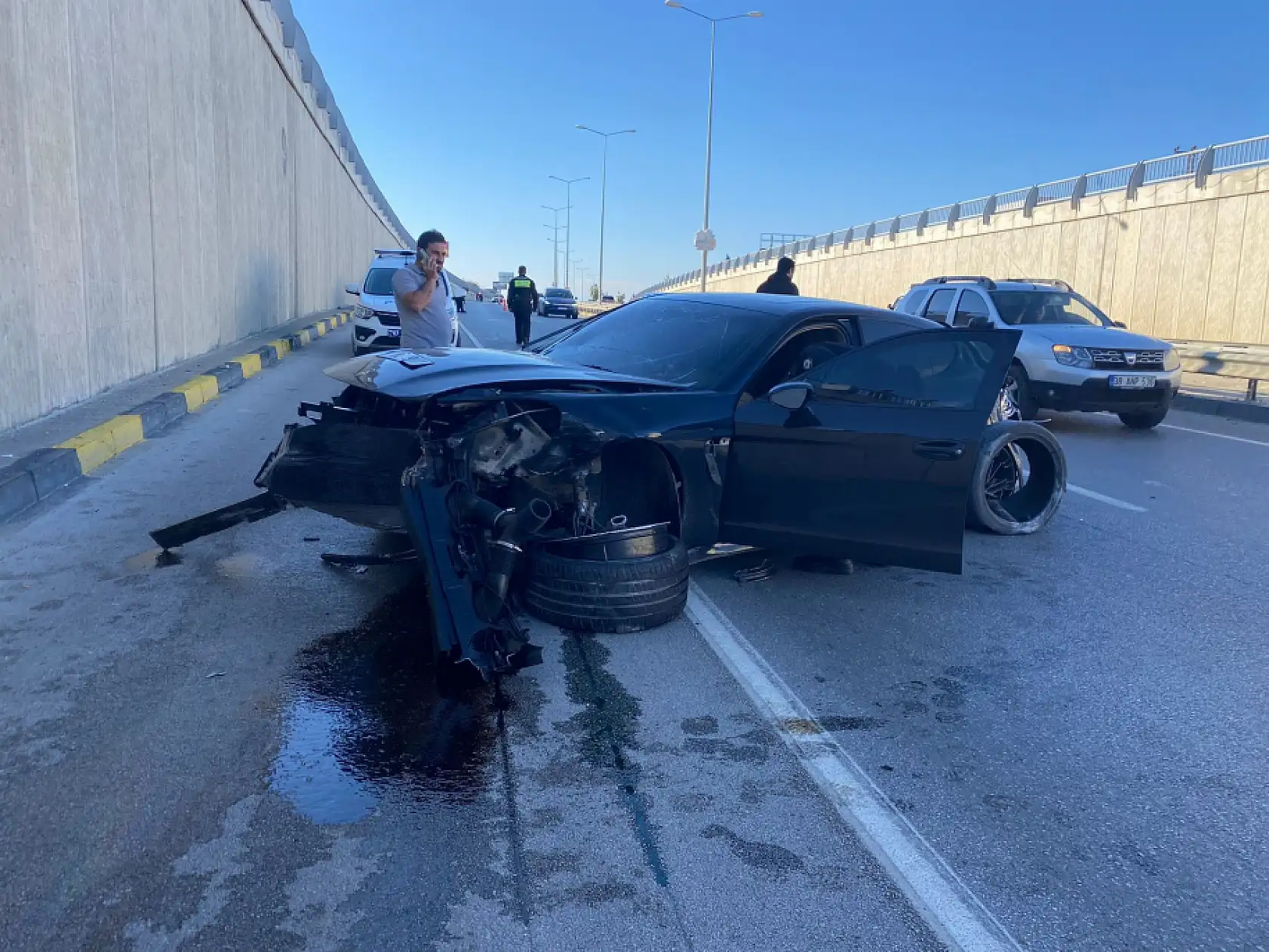 Porsche otomobil önce bir araca sonra alt geçit duvarına çarptı: 1 yaralı