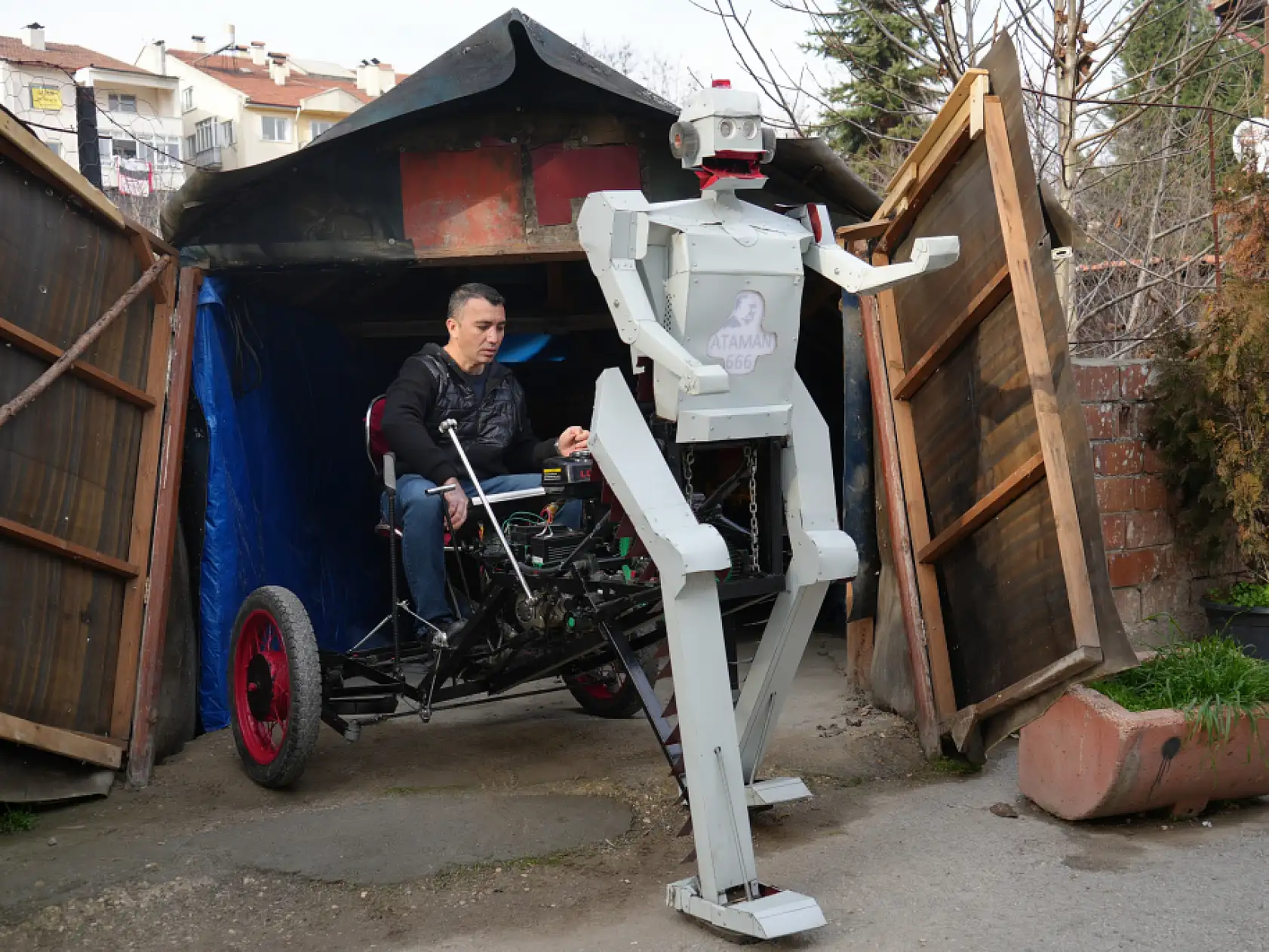 Hayalini gerçekleştirdi, insan taşıyabilen robot tasarladı