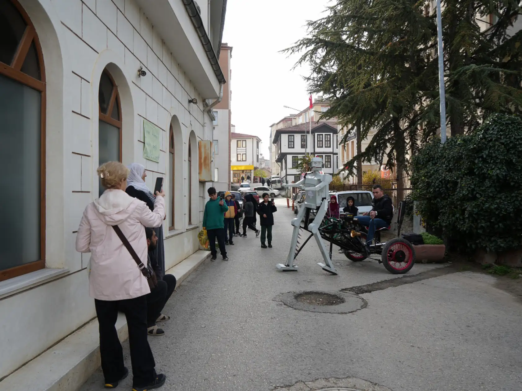 Hayalini gerçekleştirdi, insan taşıyabilen robot tasarladı