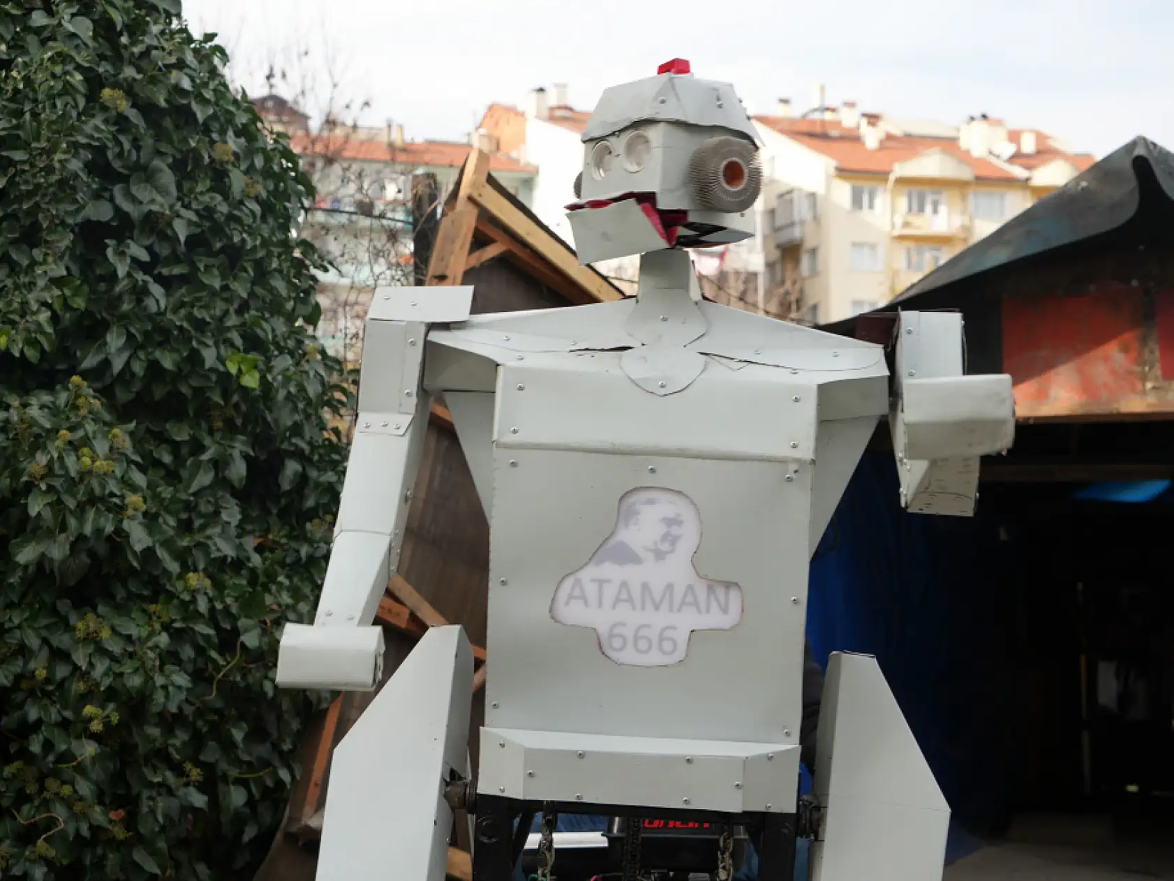 Hayalini gerçekleştirdi, insan taşıyabilen robot tasarladı
