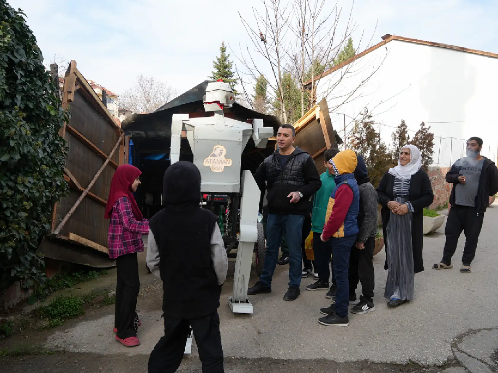 Hayalini gerçekleştirdi, insan taşıyabilen robot tasarladı