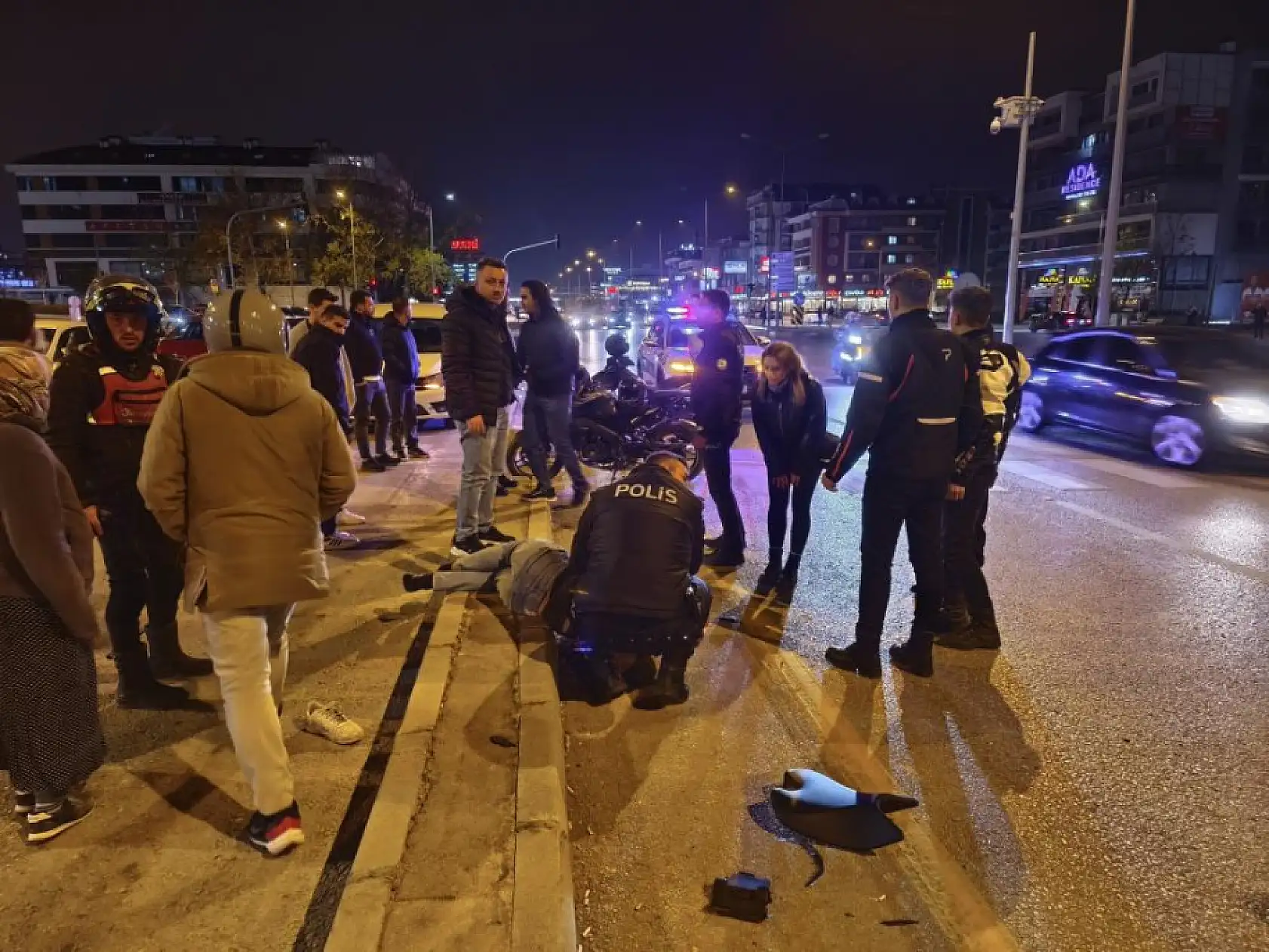 Direksiyon kontrolüne kaybeden motosiklet sürücüsü yön tabelasına çarptı 2 yaralı