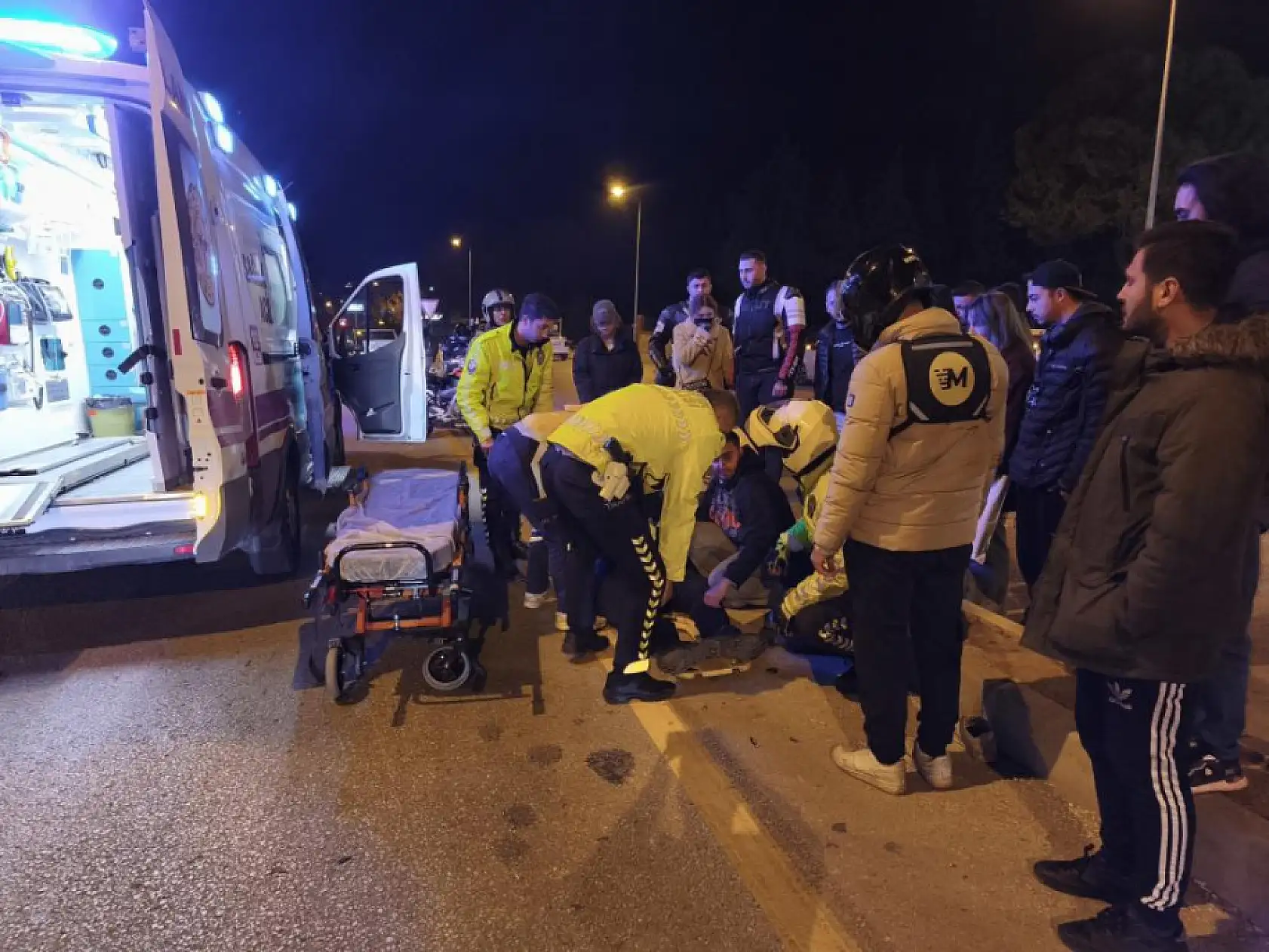 Direksiyon kontrolüne kaybeden motosiklet sürücüsü yön tabelasına çarptı 2 yaralı