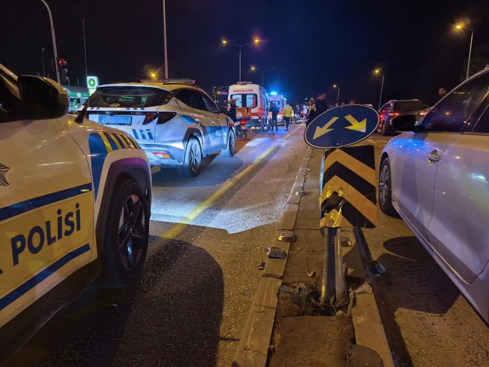 Direksiyon kontrolüne kaybeden motosiklet sürücüsü yön tabelasına çarptı 2 yaralı