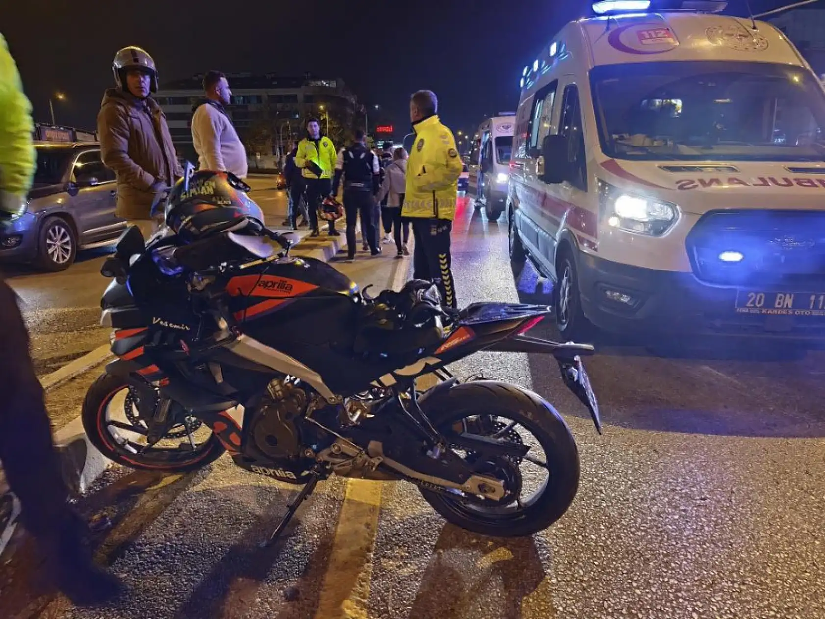 Direksiyon kontrolüne kaybeden motosiklet sürücüsü yön tabelasına çarptı 2 yaralı