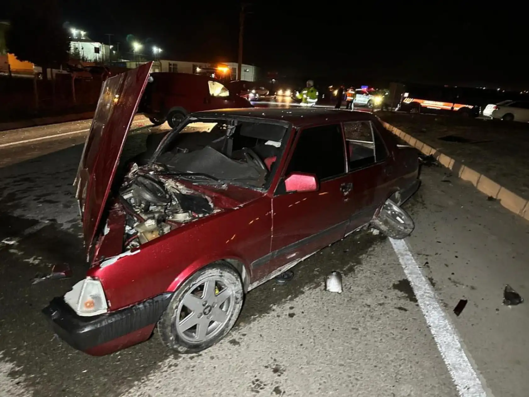 Otomobil ile hafif ticari araç çapıştı: 6 yaralı