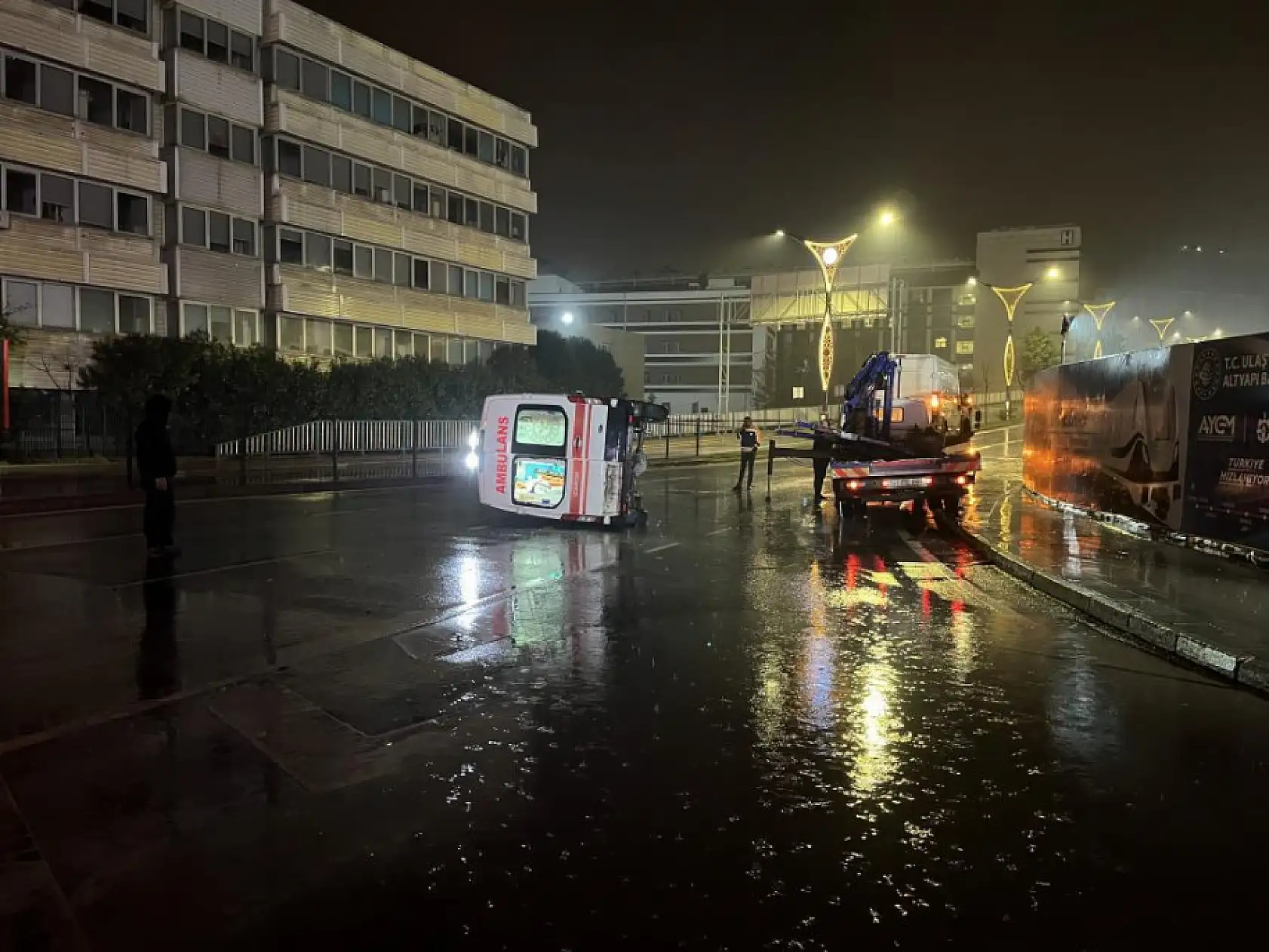 Panelvan ile çarpışan ambulans devrildi: 6 yaralı