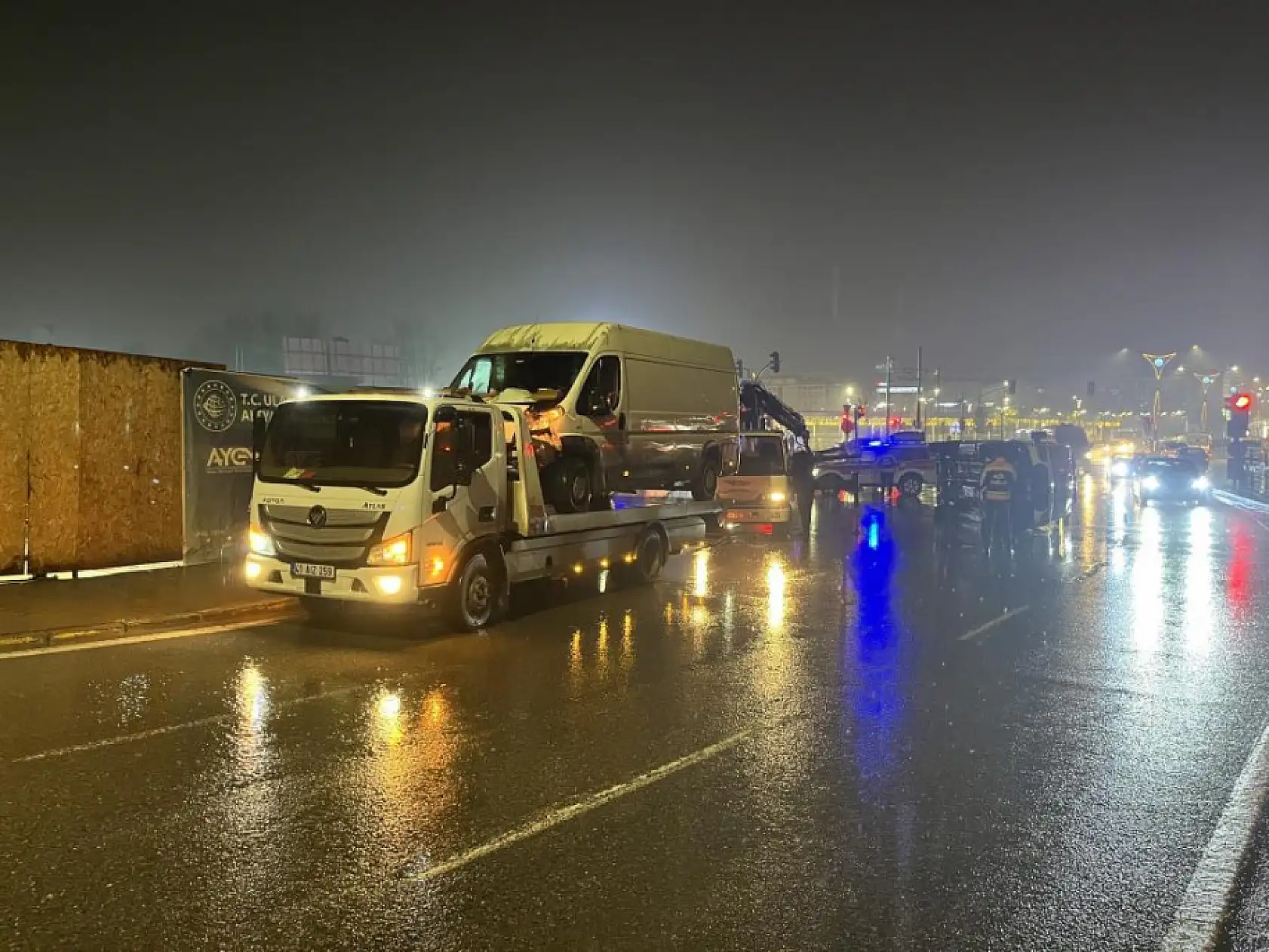 Panelvan ile çarpışan ambulans devrildi: 6 yaralı