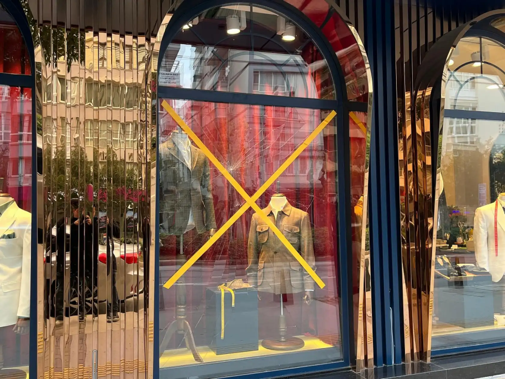 Alkollü trans birey, başıyla vurduğu iş yeri vitrin camını kırdı