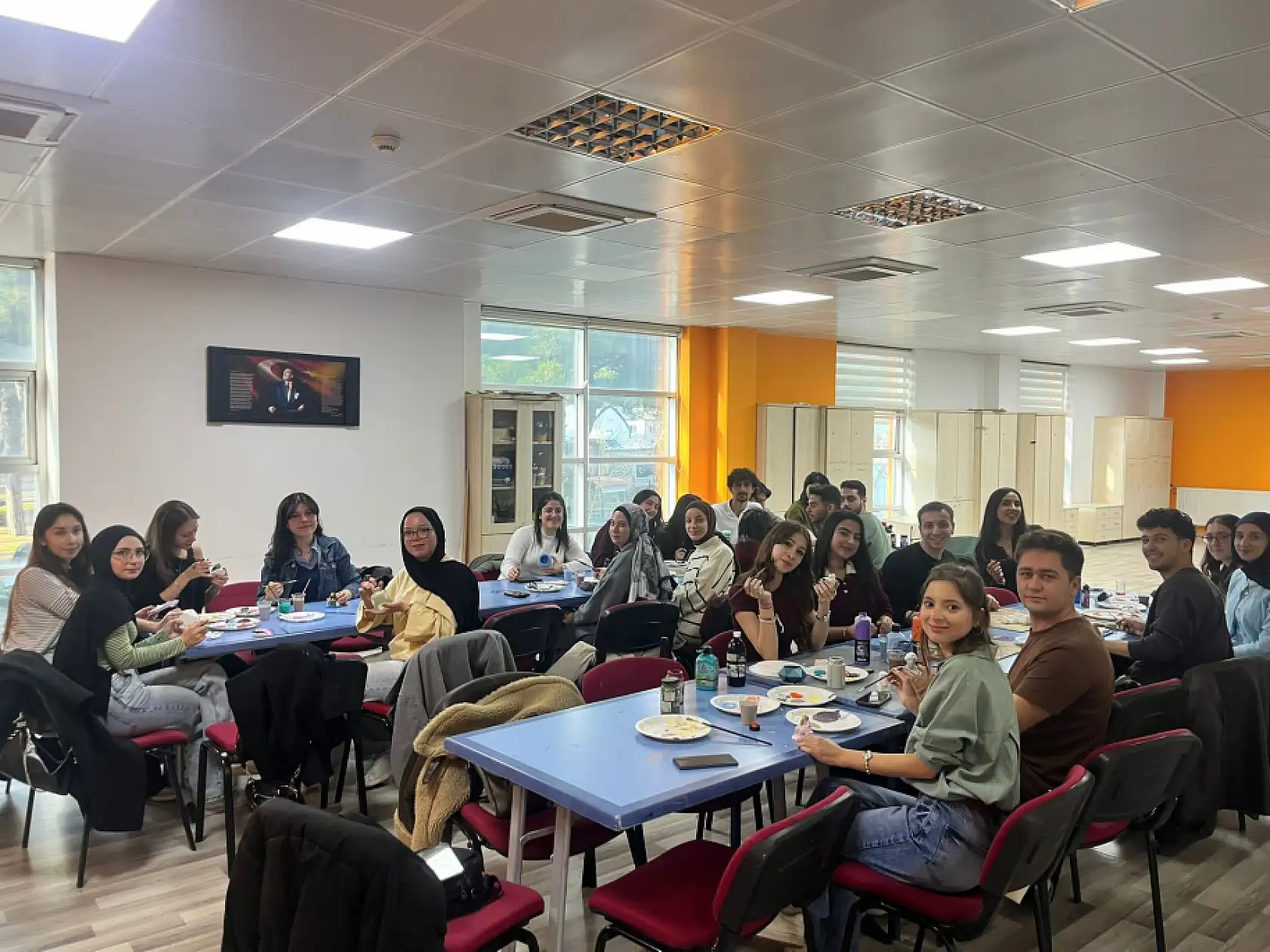 Muğla'da gençler sanatta buluştu, seramik biblolar renklendi