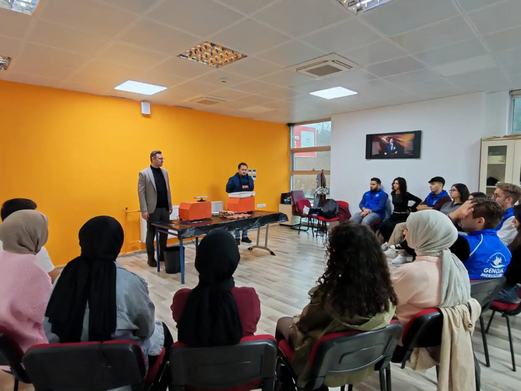 Muğla'da gençler seramik atölyesinde hünerlerini sergiledi