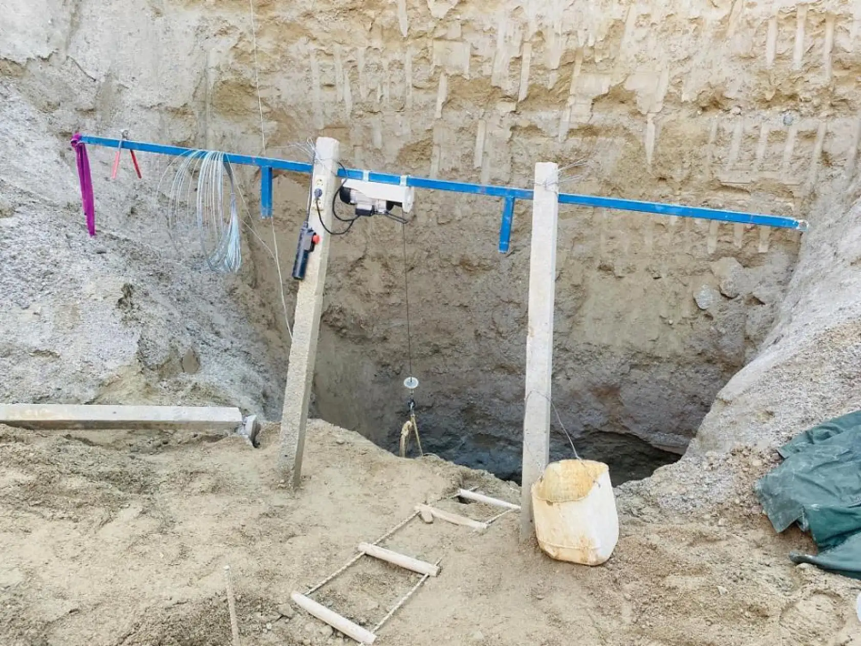 Devasa çukur kazıp tarihi eser aradılar