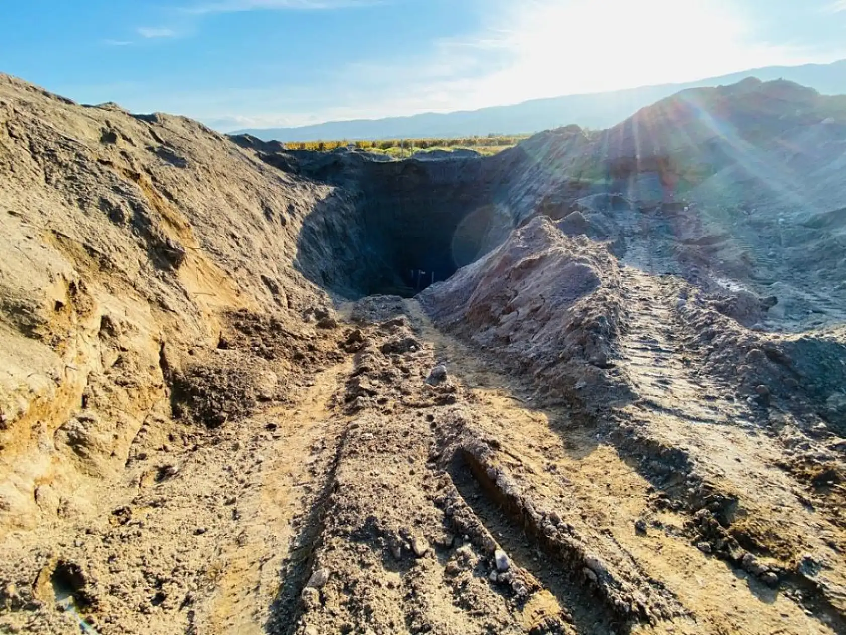 Devasa çukur kazıp tarihi eser aradılar