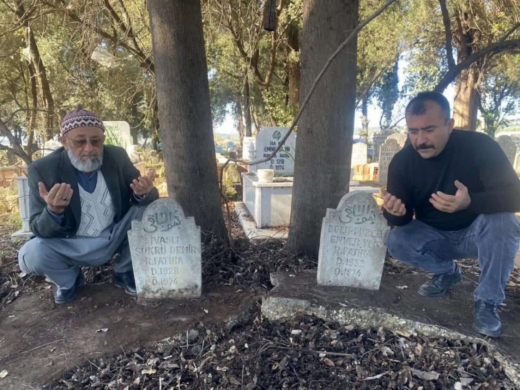 50 yıl önce hayatını kaybeden iki tarım işçisinin mezarları sahiplerini bekliyor