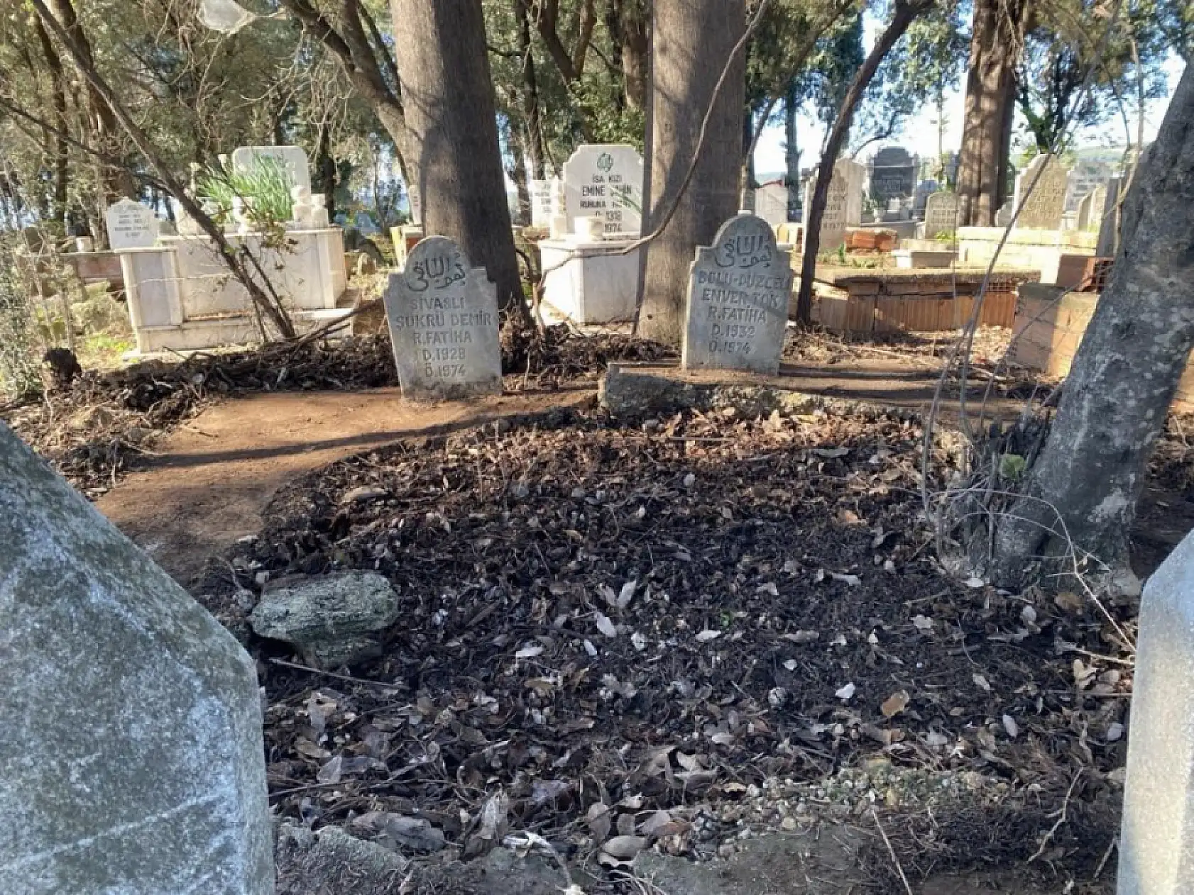 50 yıl önce hayatını kaybeden iki tarım işçisinin mezarları sahiplerini bekliyor