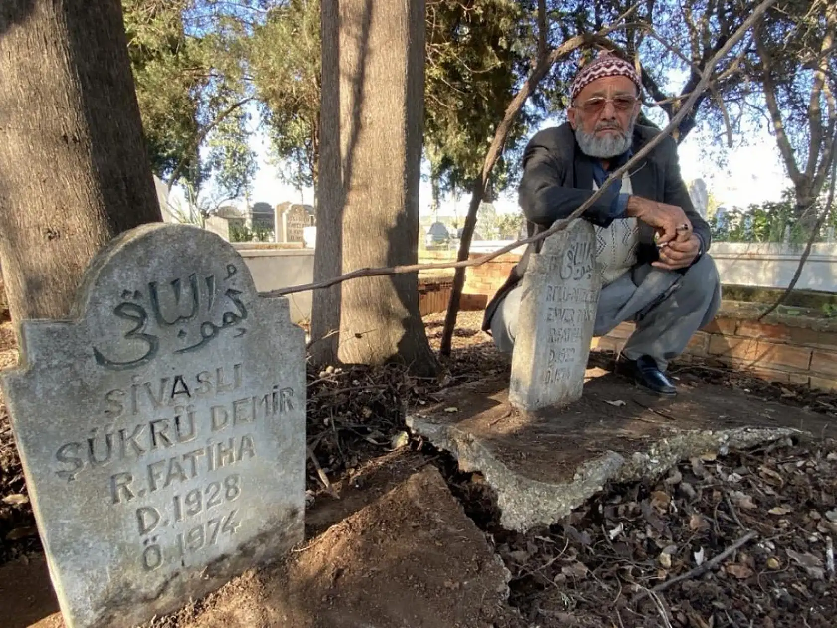 50 yıl önce hayatını kaybeden iki tarım işçisinin mezarları sahiplerini bekliyor