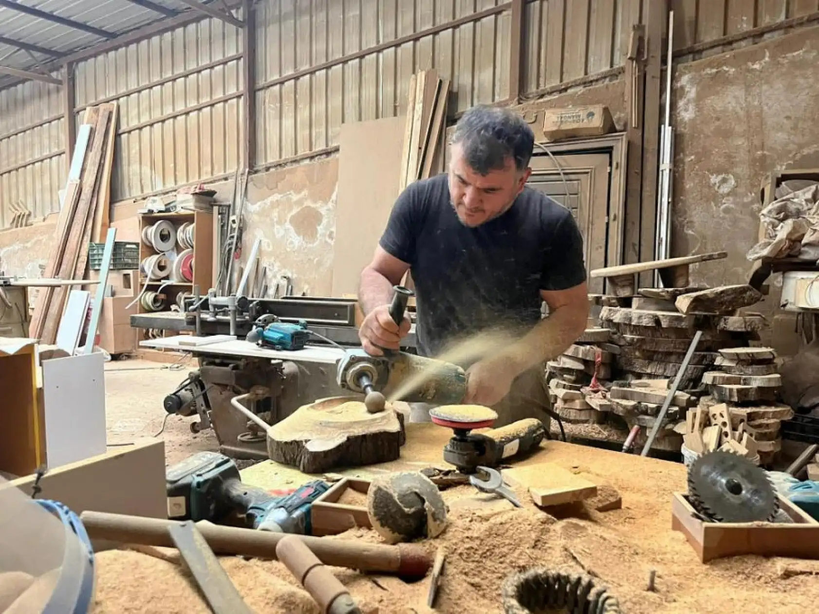 Çürümüş zeytin ağaçlarını sanat eserine dönüştürüyor