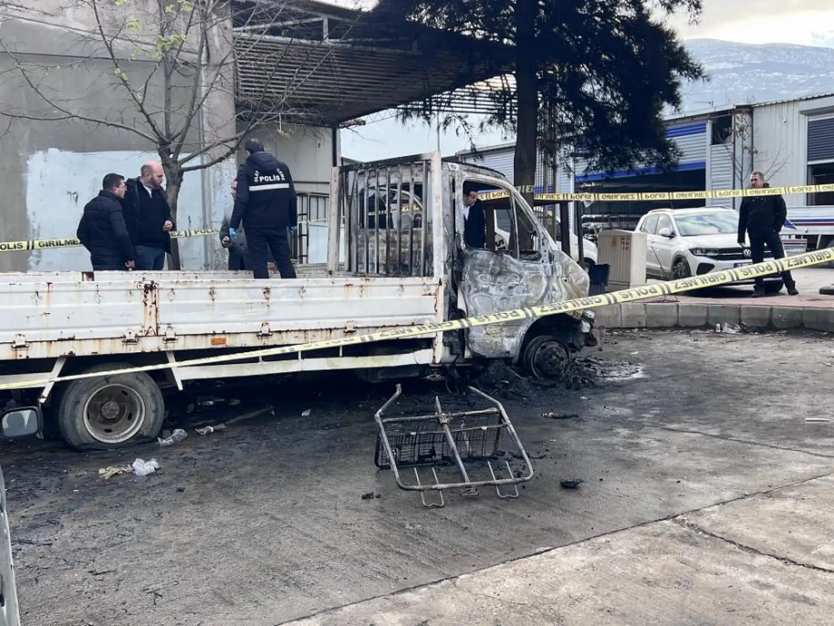 Sığındığı araçta yanarak can verdi