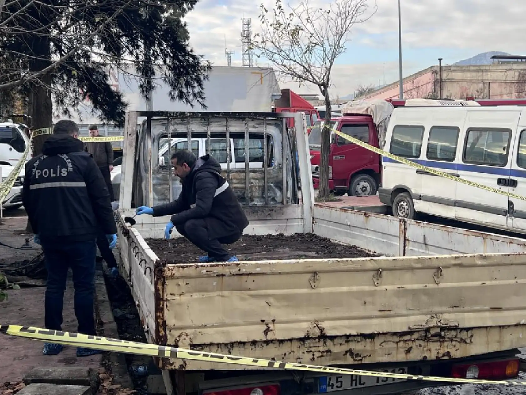 Sığındığı araçta yanarak can verdi