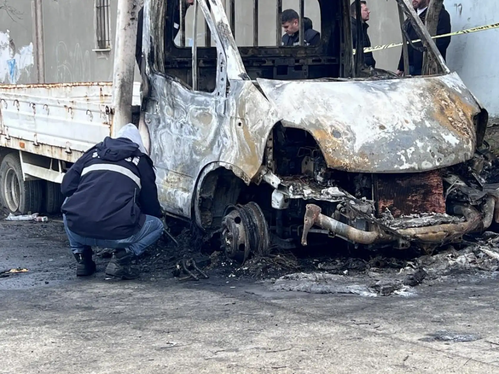 Sığındığı araçta yanarak can verdi