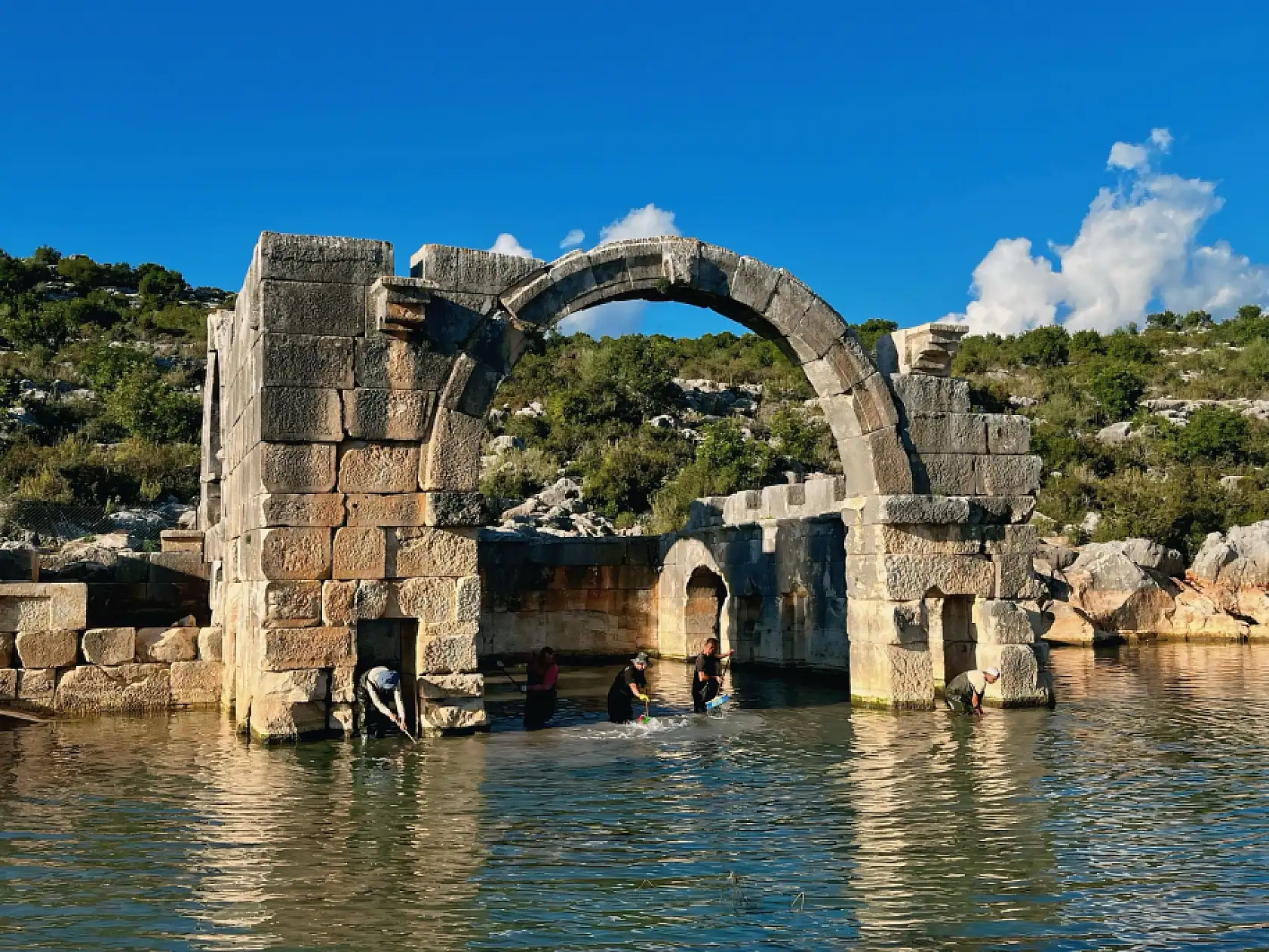 Arkeologların çamur ve suyun içinde bin 850 yıllık antik havuzu gün yüzüne çıkarma çabası