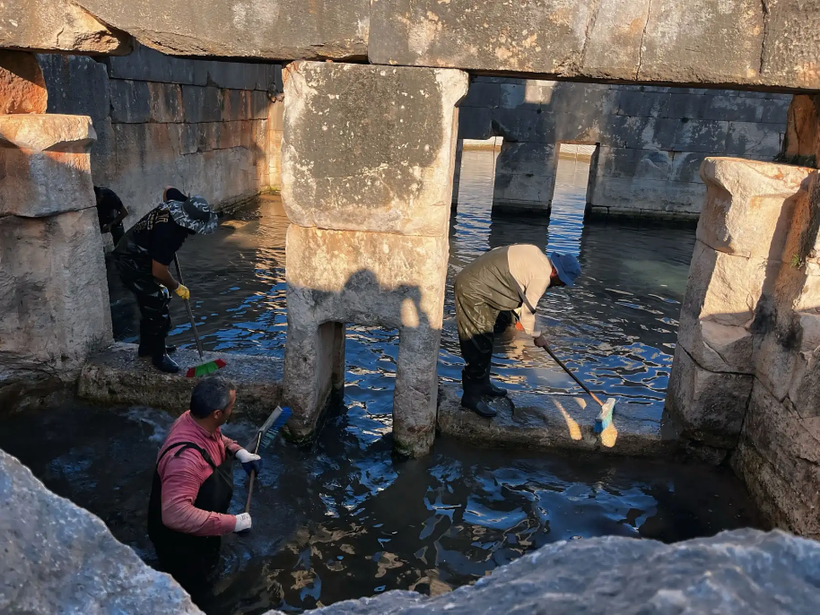 Arkeologların çamur ve suyun içinde bin 850 yıllık antik havuzu gün yüzüne çıkarma çabası