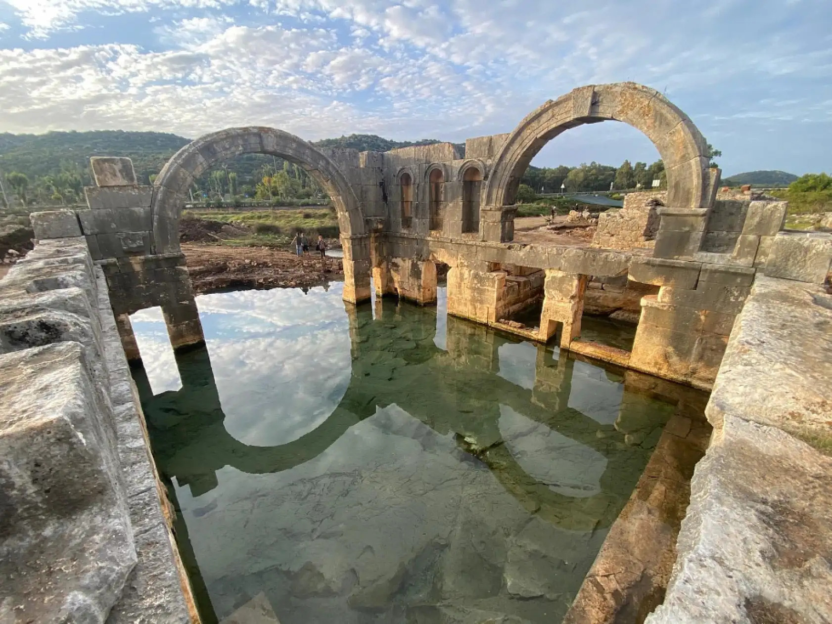 Arkeologların çamur ve suyun içinde bin 850 yıllık antik havuzu gün yüzüne çıkarma çabası