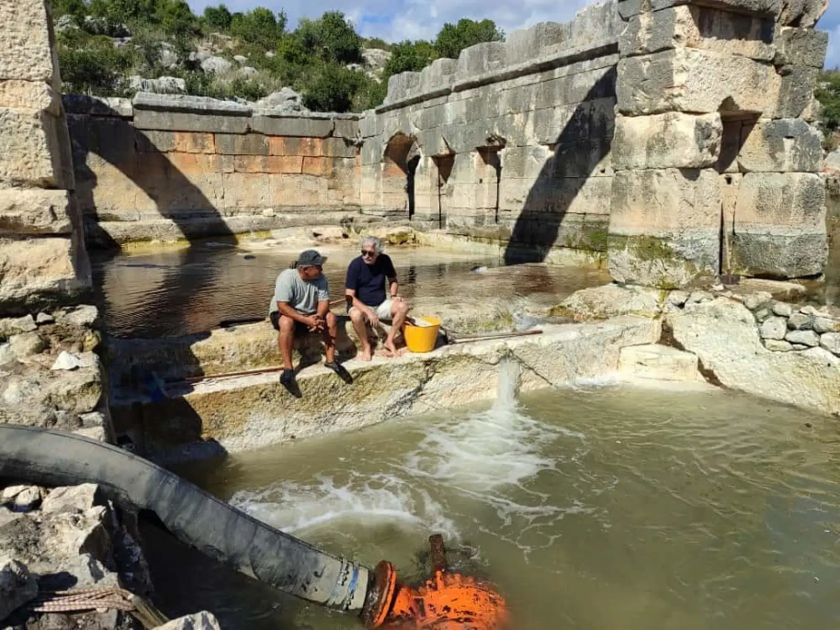 Arkeologların çamur ve suyun içinde bin 850 yıllık antik havuzu gün yüzüne çıkarma çabası