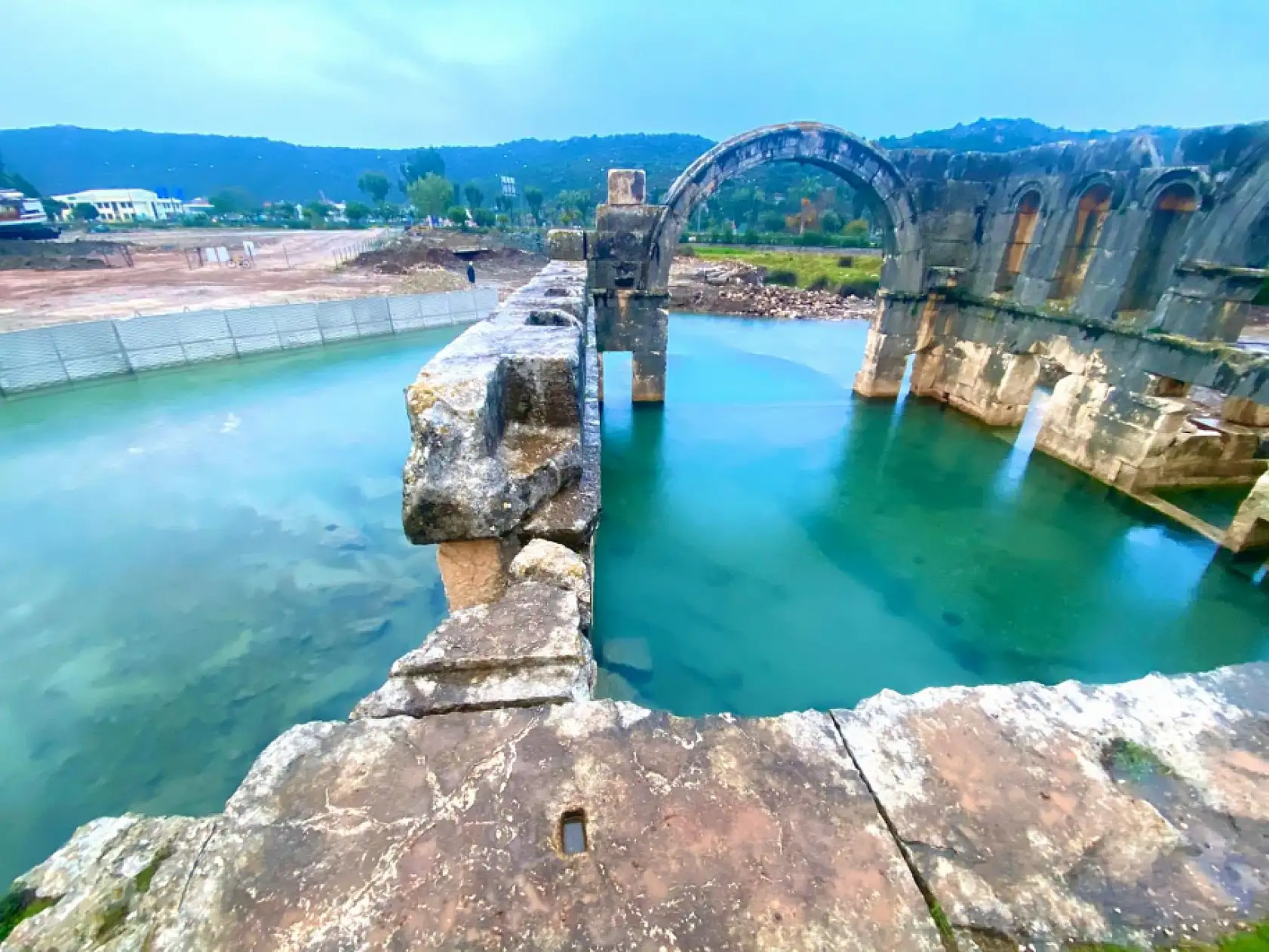 Arkeologların çamur ve suyun içinde bin 850 yıllık antik havuzu gün yüzüne çıkarma çabası