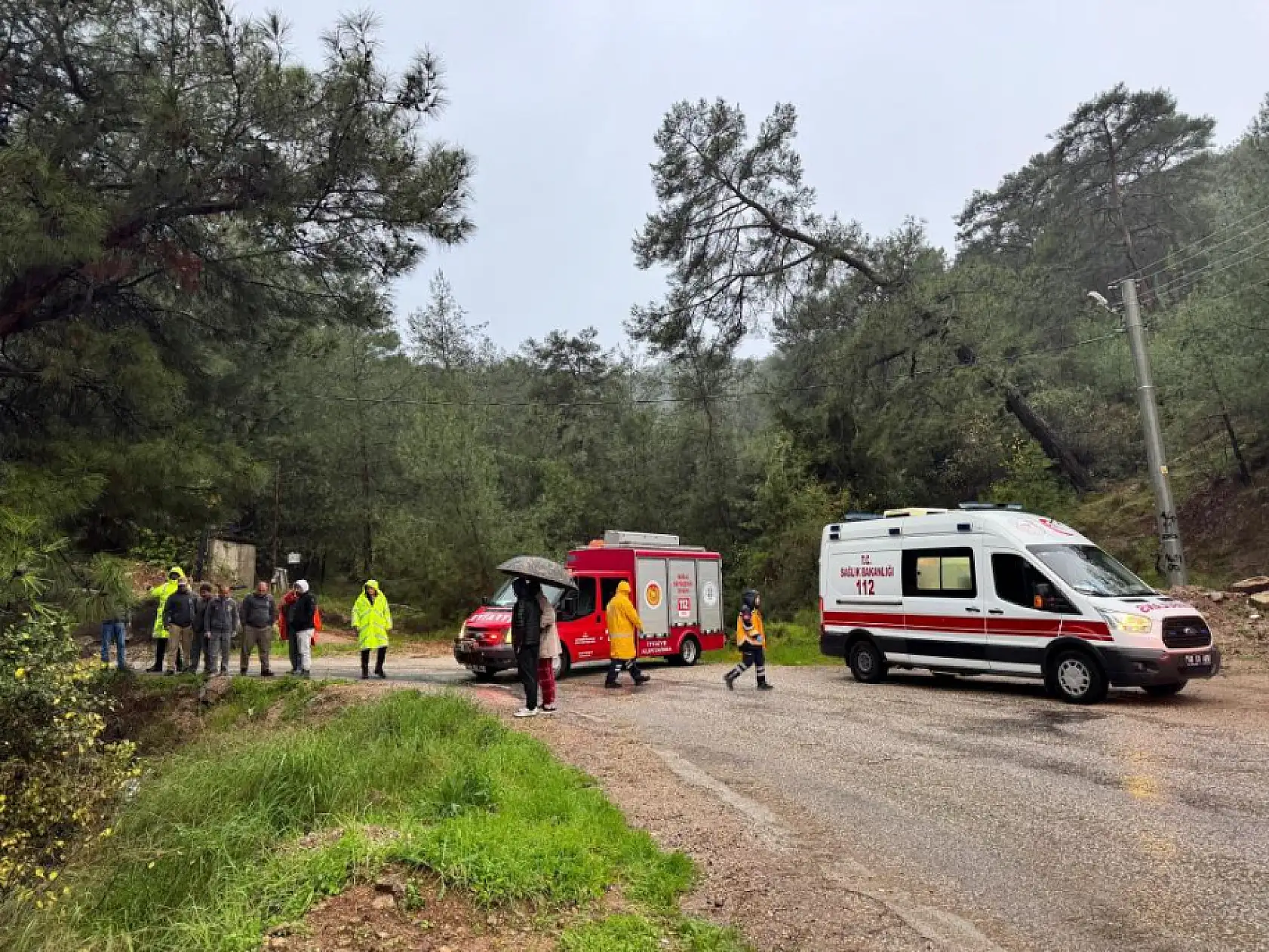 Fethiye'de otomobil uçuruma düştü