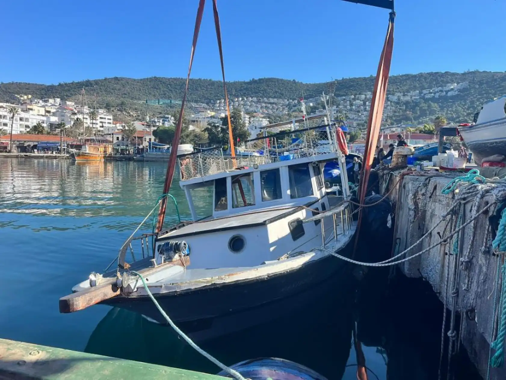 Milas Güllük'te Kuvvetli Rüzgâr Balıkçı Teknesini Batırdı
