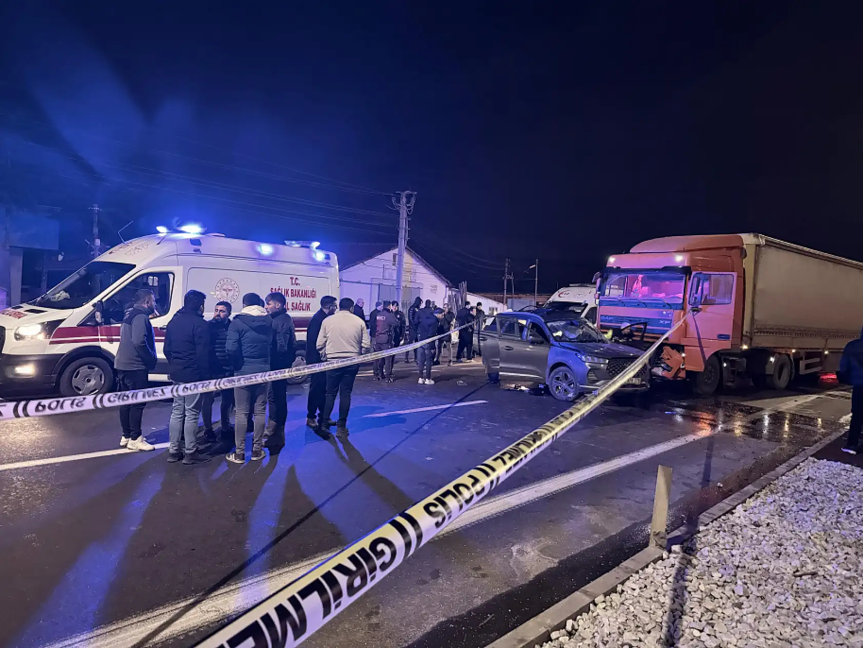 Tırla otomobilin çarpıştığı kazada 7 kişi yaralandı