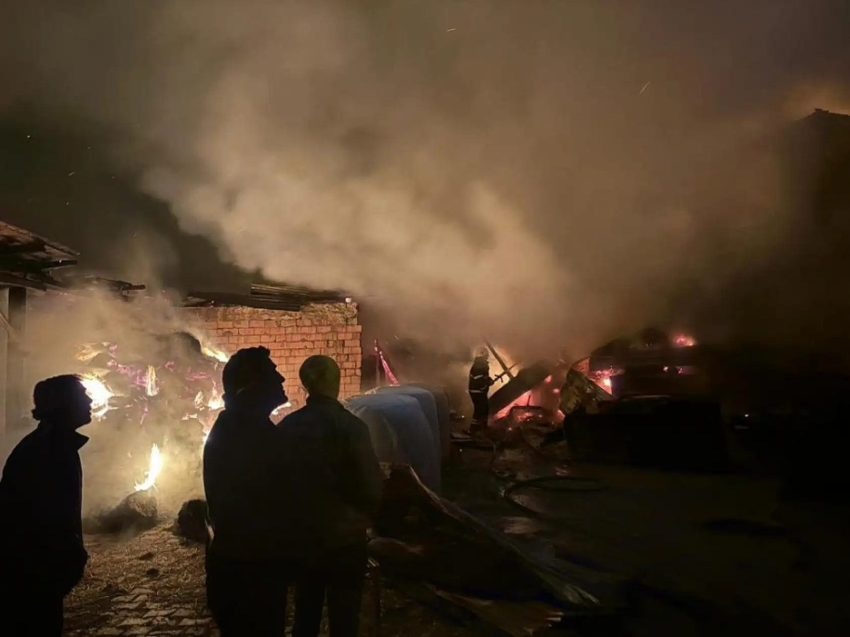 Gece çıkan yangın korkuttu: 2 ev, 1 ahır kullanılmaz hale geldi