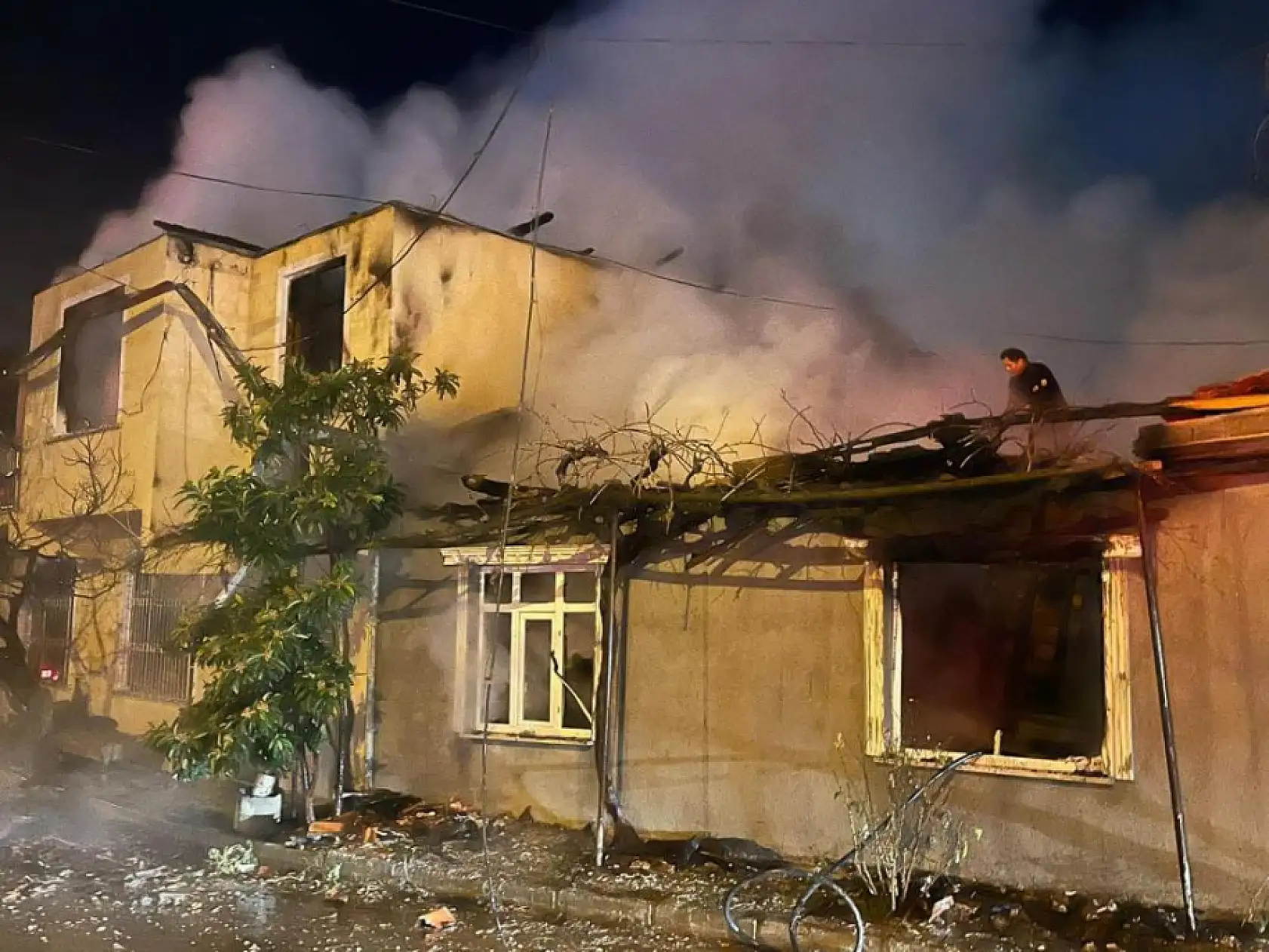 Gece çıkan yangın korkuttu: 2 ev, 1 ahır kullanılmaz hale geldi